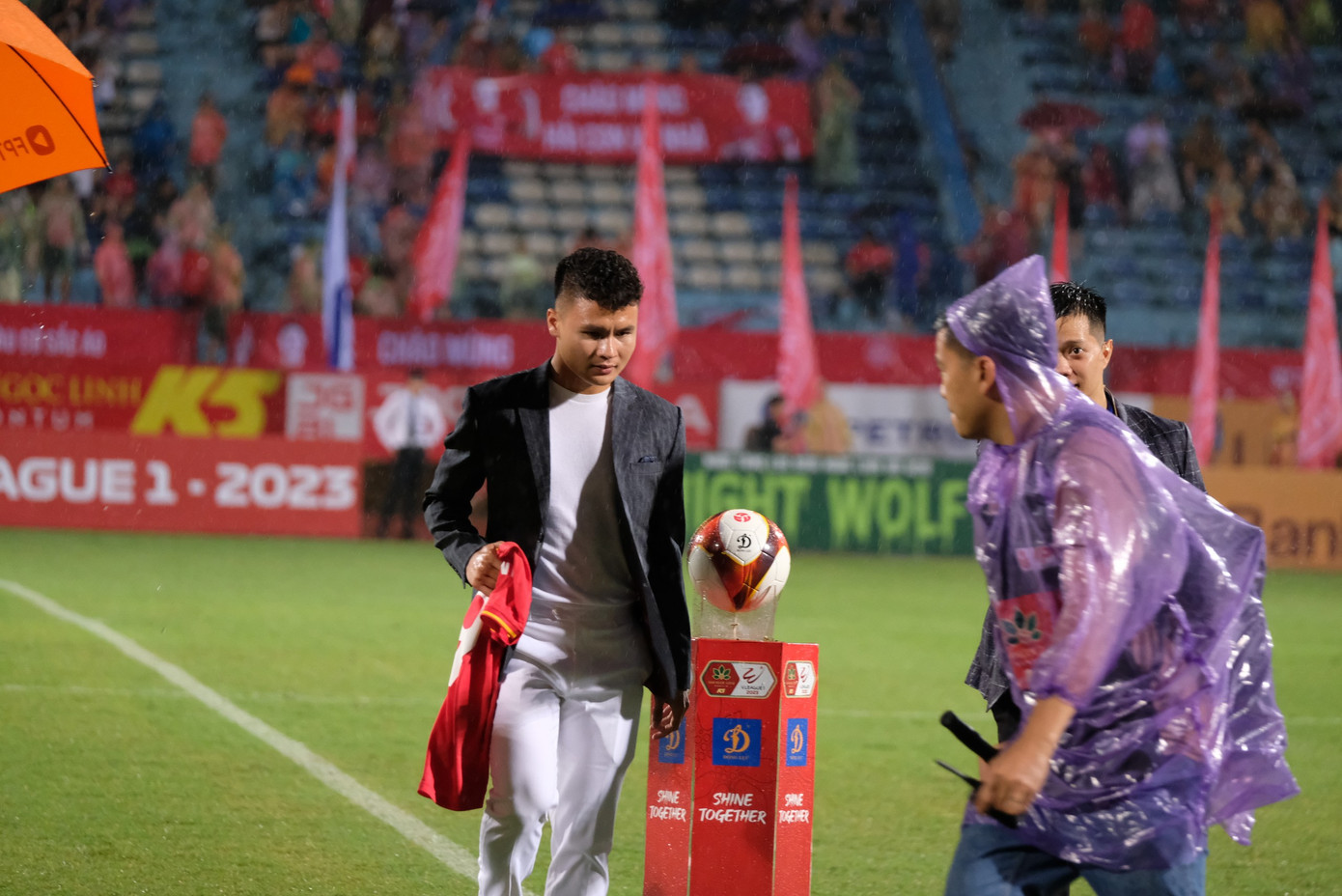 Vào tối 23/6, người đại diện của Quang Hải nói rằng, tới CAHN là quyết định đúng, một bước đi quan trọng trong sự nghiệp tiền vệ 26 tuổi. Vào tối 23/6, người đại diện của Quang Hải nói rằng, tới CAHN là quyết định đúng, một bước đi quan trọng trong sự nghiệp tiền vệ 26 tuổi.