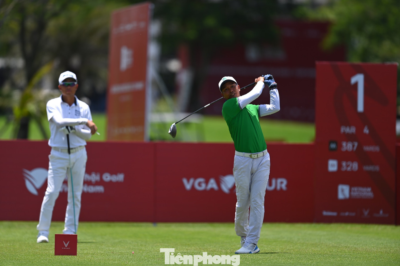 Anh Trần Văn Cơ từng là caddie trước khi trở thành quản lý cũng như một golfer giàu kinh nghiệm.