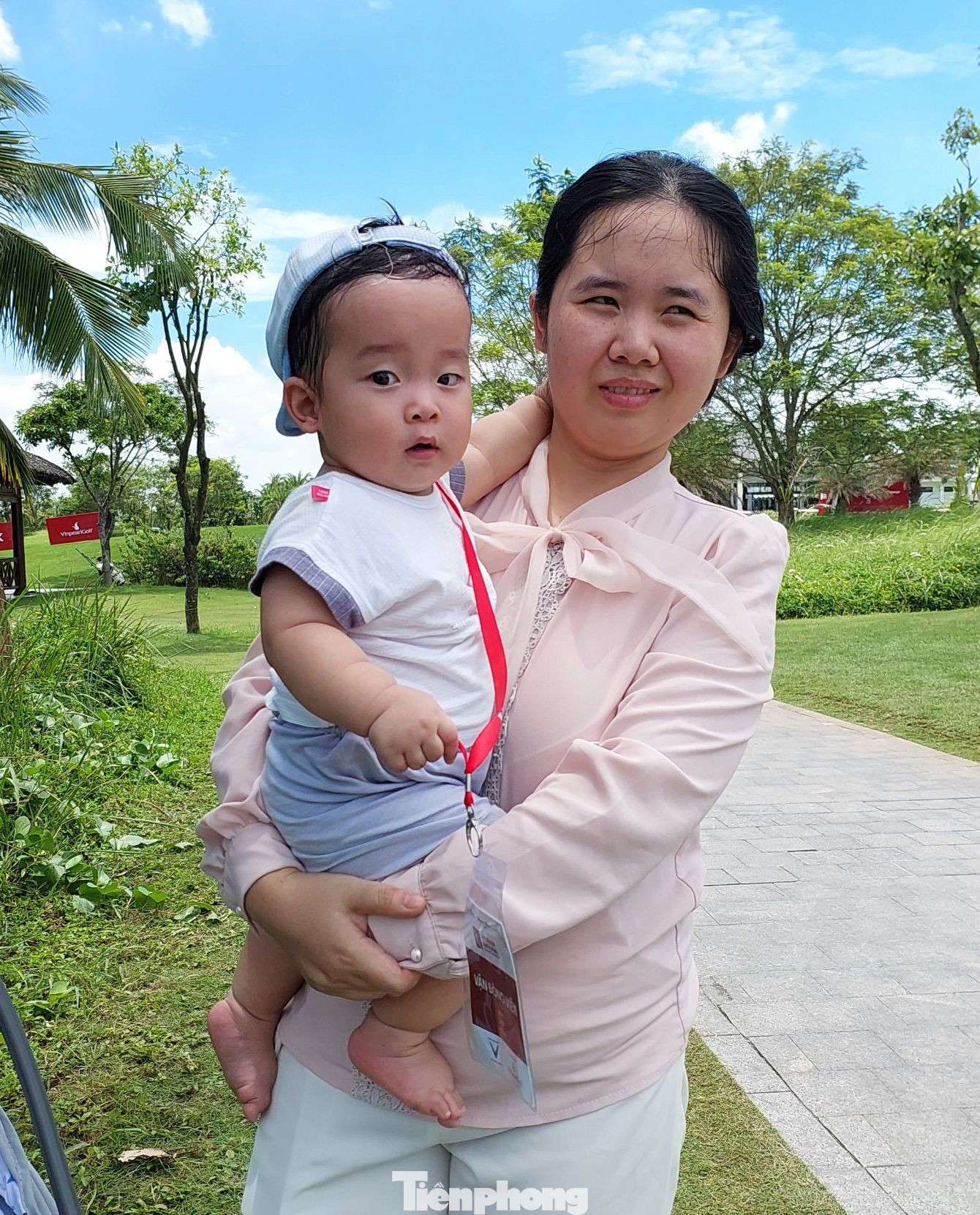 ... đồng thời tin rằng vợ và cậu con trai 10 tháng tuổi sẽ đem đến may mắn cho mình.