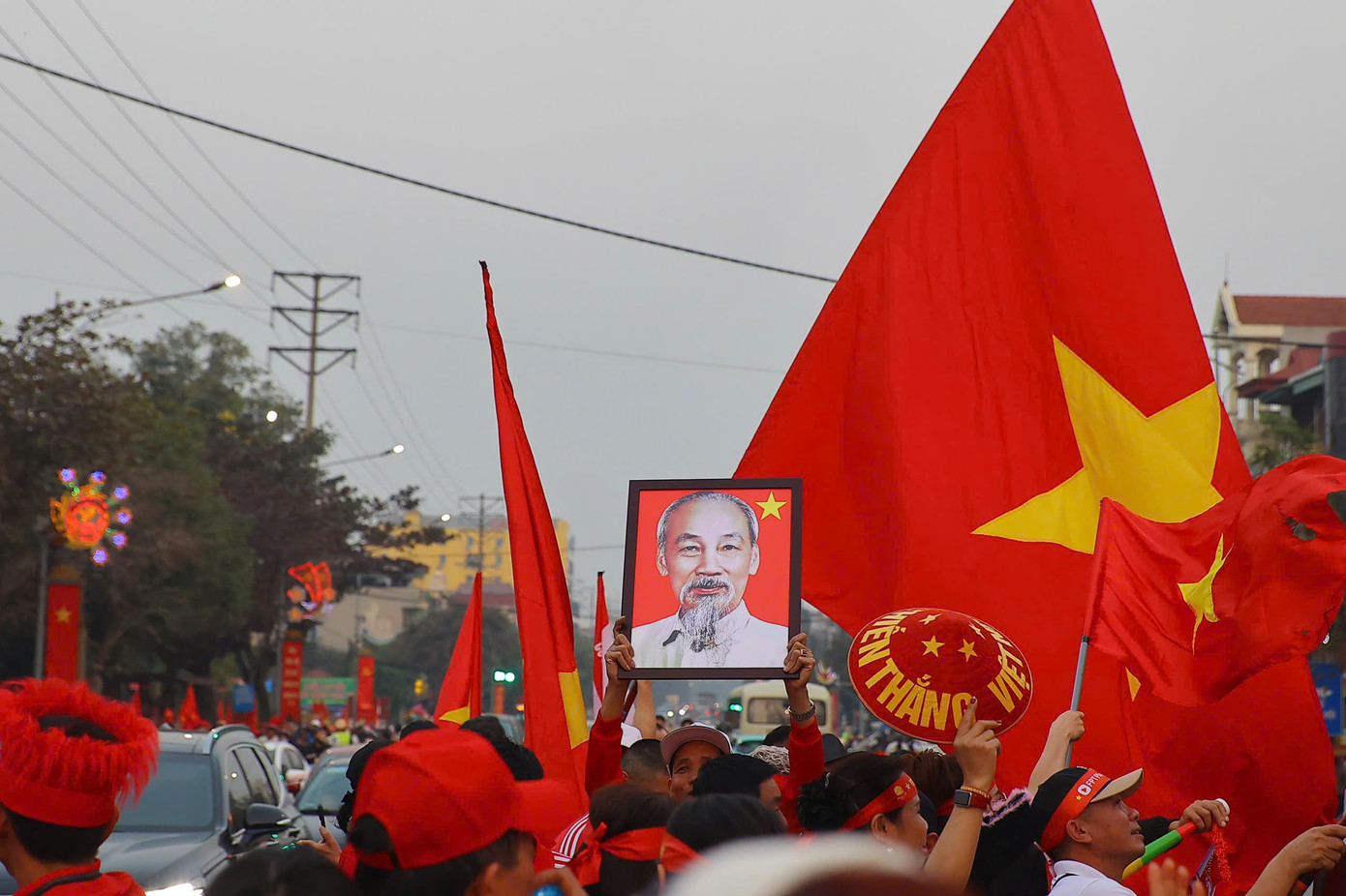 Tất cả cùng mong đợi lời ca quen thuộc khác, "Như có Bác Hồ trong niềm vui đại thắng" sẽ được cất lên sau trận chung kết lượt đi tối nay, nhằm tạo lợi thế cho trận lượt về diễn ra ngày 5/1/2025 trên sân Rajamangala, Bangkok (Thái Lan). Tất cả cùng mong đợi lời ca quen thuộc khác, "Như có Bác Hồ trong niềm vui đại thắng" sẽ được cất lên sau trận chung kết lượt đi tối nay, nhằm tạo lợi thế cho trận lượt về diễn ra ngày 5/1/2025 trên sân Rajamangala, Bangkok (Thái Lan).