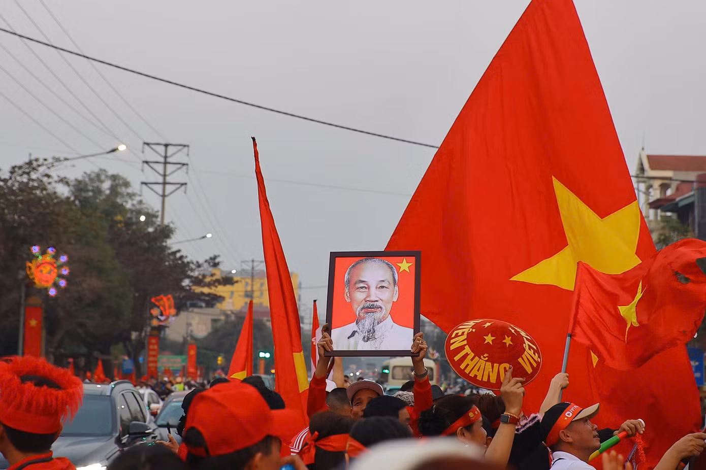 Tất cả cùng mong đợi lời ca quen thuộc khác, "Như có Bác Hồ trong niềm vui đại thắng" sẽ được cất lên sau trận chung kết lượt đi tối nay, nhằm tạo lợi thế cho trận lượt về diễn ra ngày 5/1/2025 trên sân Rajamangala, Bangkok (Thái Lan).