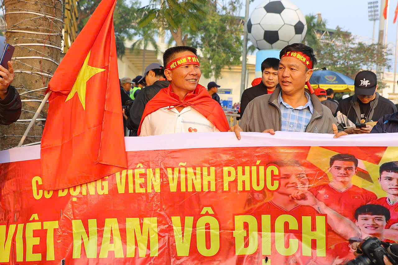 Họ cho biết, sự háo hức trở thành một phần của trận chung kết cùng niềm vui được cổ vũ đội tuyển khiến mọi thành viên quên hết mệt mỏi, thậm chí đủ năng lượng để cháy hết mình trong 90 phút sắp tới. Họ cho biết, sự háo hức trở thành một phần của trận chung kết cùng niềm vui được cổ vũ đội tuyển khiến mọi thành viên quên hết mệt mỏi, thậm chí đủ năng lượng để cháy hết mình trong 90 phút sắp tới.