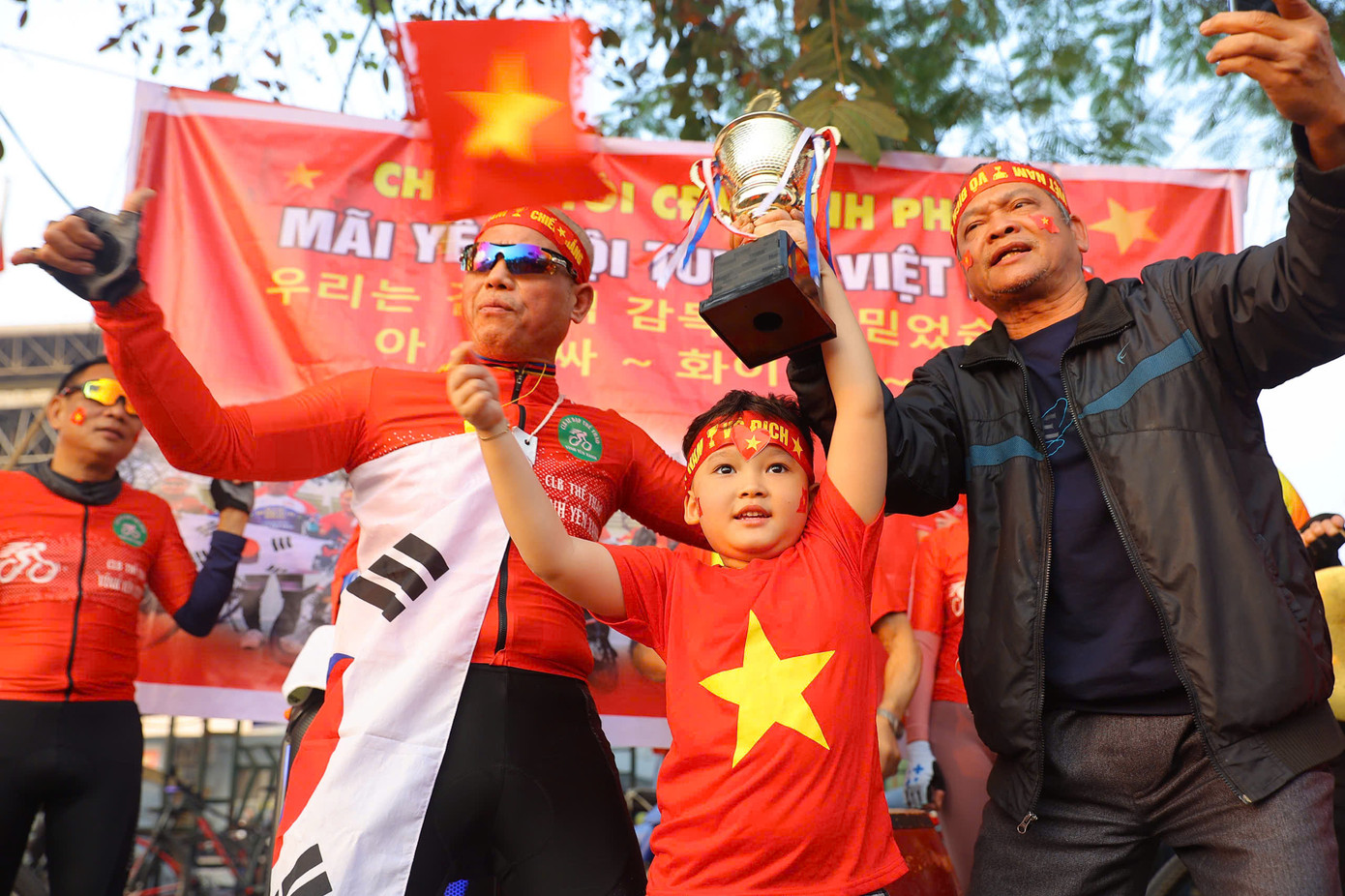 Tất cả có chung niềm tin mãnh liệt vào chiến thắng cho đội tuyển Việt Nam. Có người còn mang theo cả Cúp vô địch, dù đây mới chỉ là trận chung kết lượt đi. Tất cả có chung niềm tin mãnh liệt vào chiến thắng cho đội tuyển Việt Nam. Có người còn mang theo cả Cúp vô địch, dù đây mới chỉ là trận chung kết lượt đi.