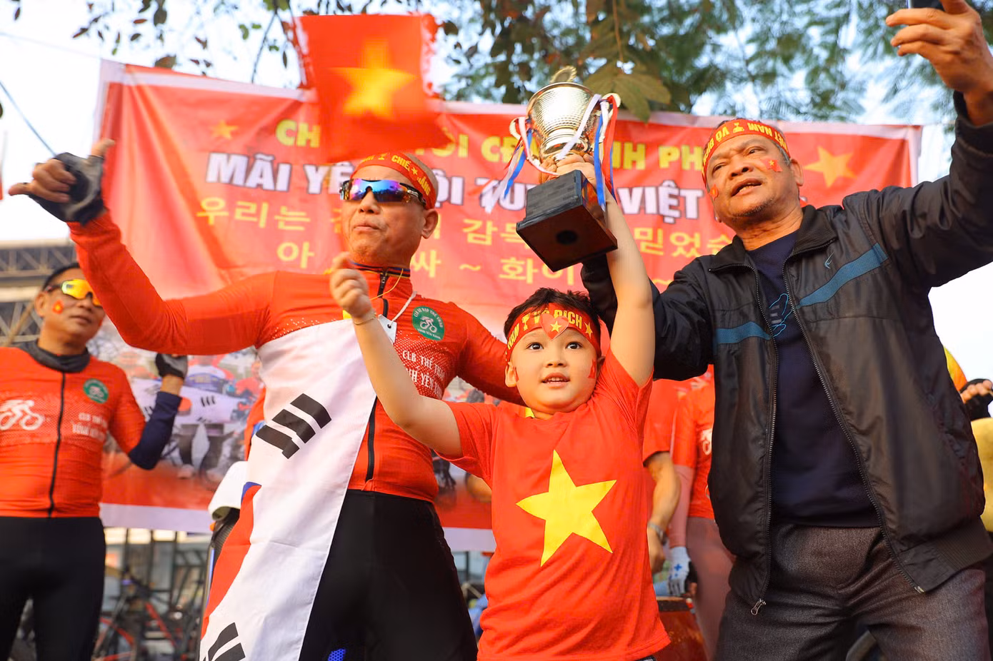 Tất cả có chung niềm tin mãnh liệt vào chiến thắng cho đội tuyển Việt Nam. Có người còn mang theo cả Cúp vô địch, dù đây mới chỉ là trận chung kết lượt đi.