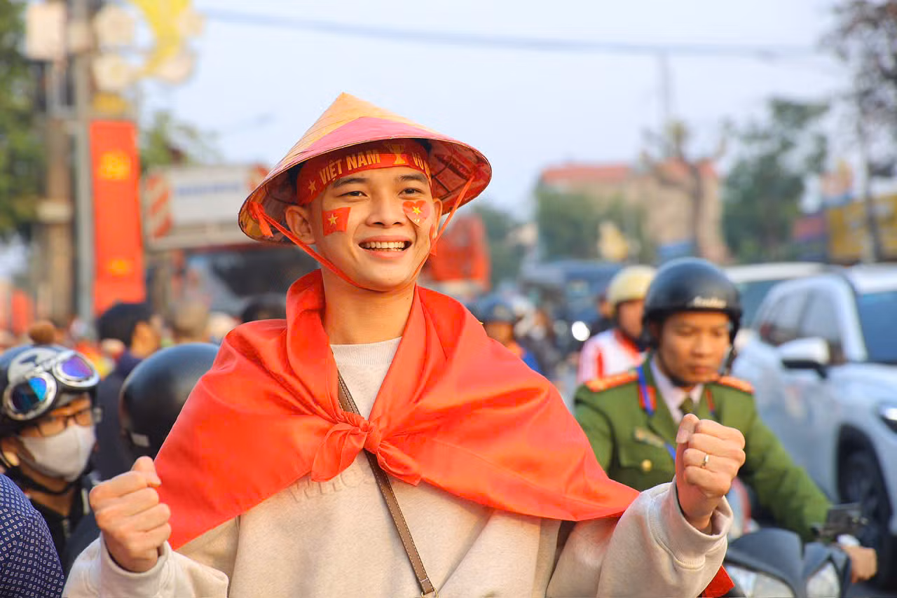 Tất cả có chung niềm tin mãnh liệt vào chiến thắng cho đội tuyển Việt Nam. Có người còn mang theo cả Cúp vô địch, dù đây mới chỉ là trận chung kết lượt đi.