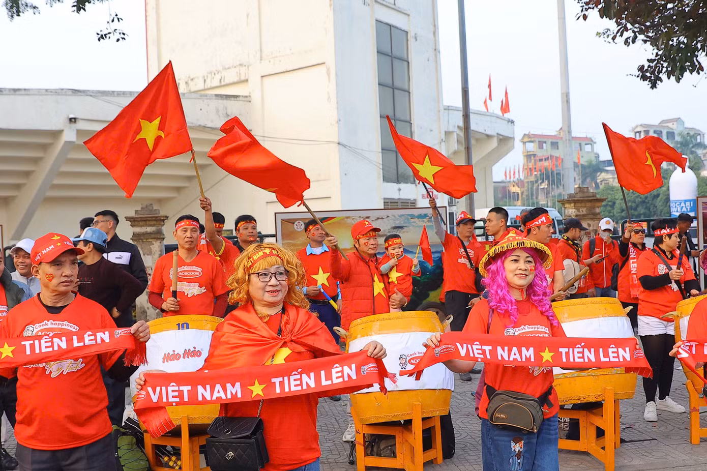Đó là lý do sau mỗi trận đấu, chiến lược gia người Hàn Quốc luôn bày tỏ sự cảm ơn đối với người hâm mộ Việt Nam, đồng thời hứa sẽ tiếp tục giành chiến thắng để bữa tiệc kéo dài.