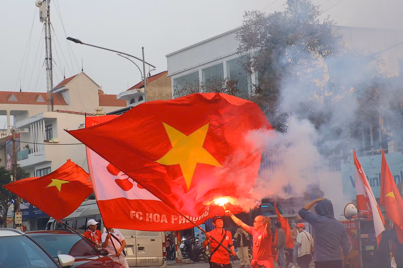 Cùng với đó là những tiếng ca đầy tự hào của "Việt Nam ơi", bài hát luôn vang lên trong các trận đấu của đội tuyển Việt Nam cũng như U23 kể từ sau chiến tích Thường Châu năm 2018.