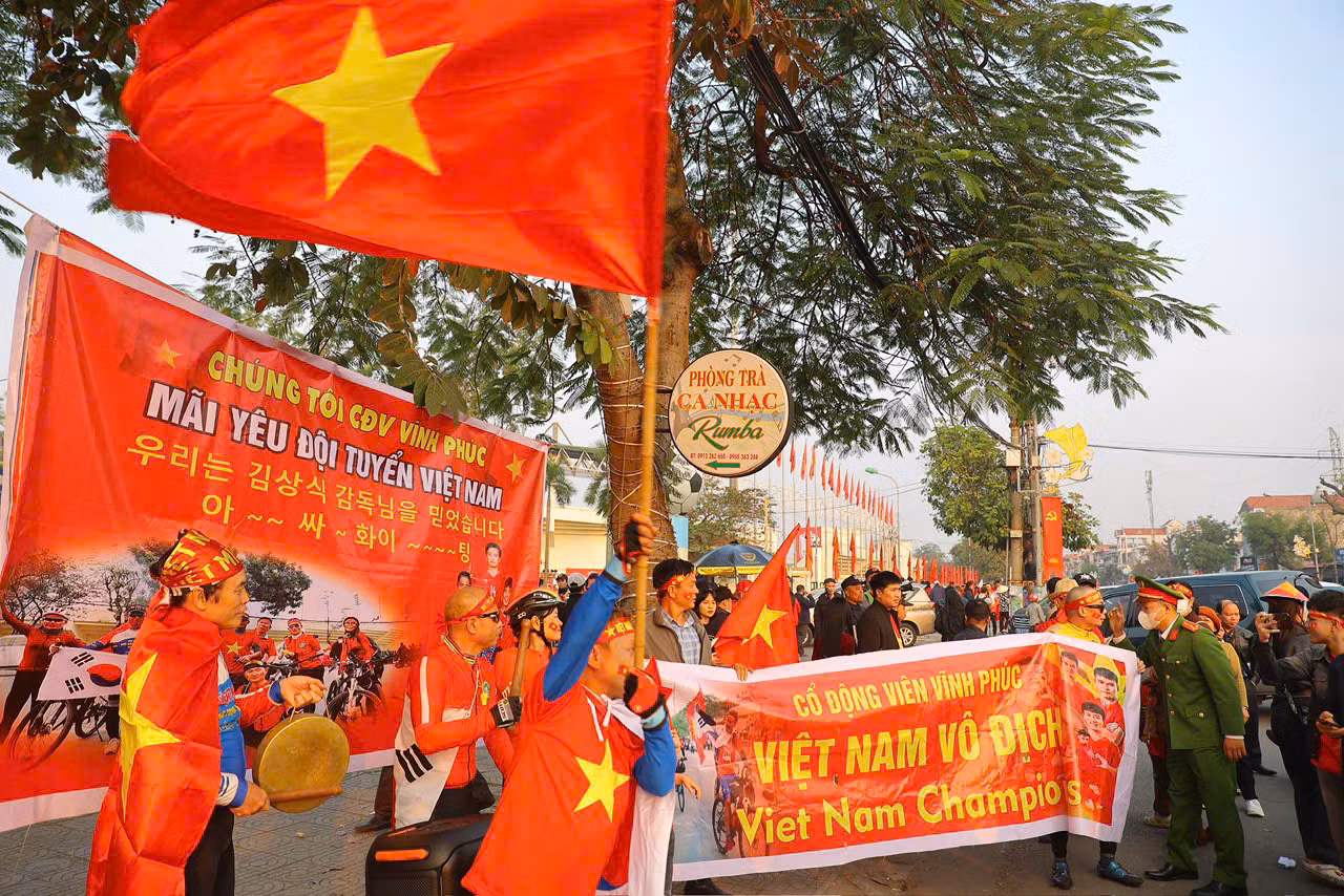Với tình yêu đội tuyển, các cổ động viên đến từ Vĩnh Phúc đã đạp xe 30km để có mặt tại thành phố Việt Trì vào chiều 2/1.