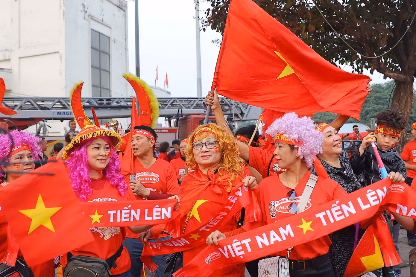 Đó là lý do sau mỗi trận đấu, chiến lược gia người Hàn Quốc luôn bày tỏ sự cảm ơn đối với người hâm mộ Việt Nam, đồng thời hứa sẽ tiếp tục giành chiến thắng để bữa tiệc kéo dài.