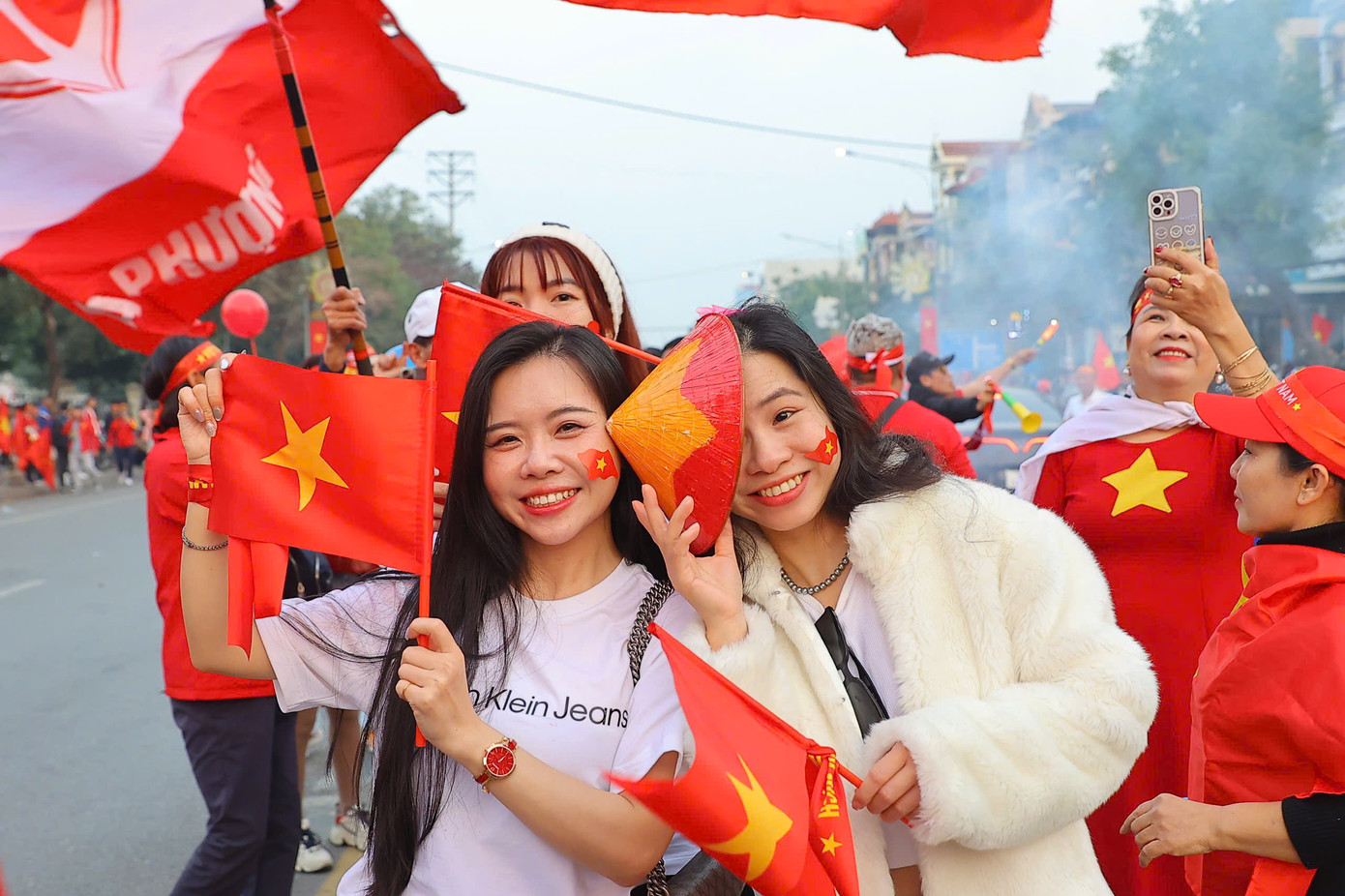 Họ sẵn sàng thức xuyên đêm xếp hàng mua vé, hoặc chấp nhận mua lại với giá cao chỉ để có mặt trên sân cổ vũ thầy trò HLV Kim Sang-sik. Họ sẵn sàng thức xuyên đêm xếp hàng mua vé, hoặc chấp nhận mua lại với giá cao chỉ để có mặt trên sân cổ vũ thầy trò HLV Kim Sang-sik.