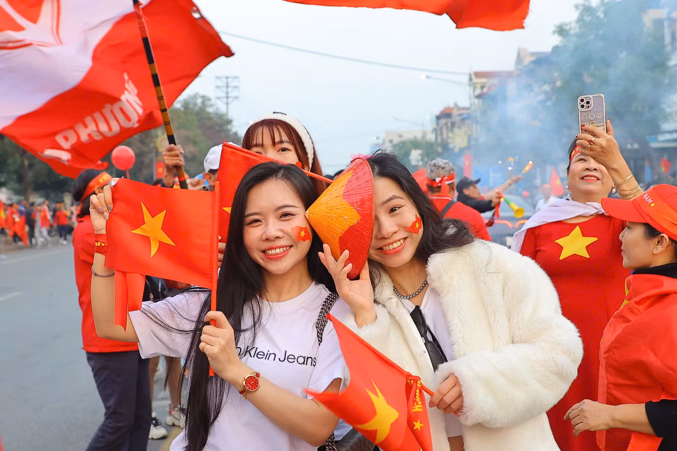 Họ sẵn sàng thức xuyên đêm xếp hàng mua vé, hoặc chấp nhận mua lại với giá cao chỉ để có mặt trên sân cổ vũ thầy trò HLV Kim Sang-sik.