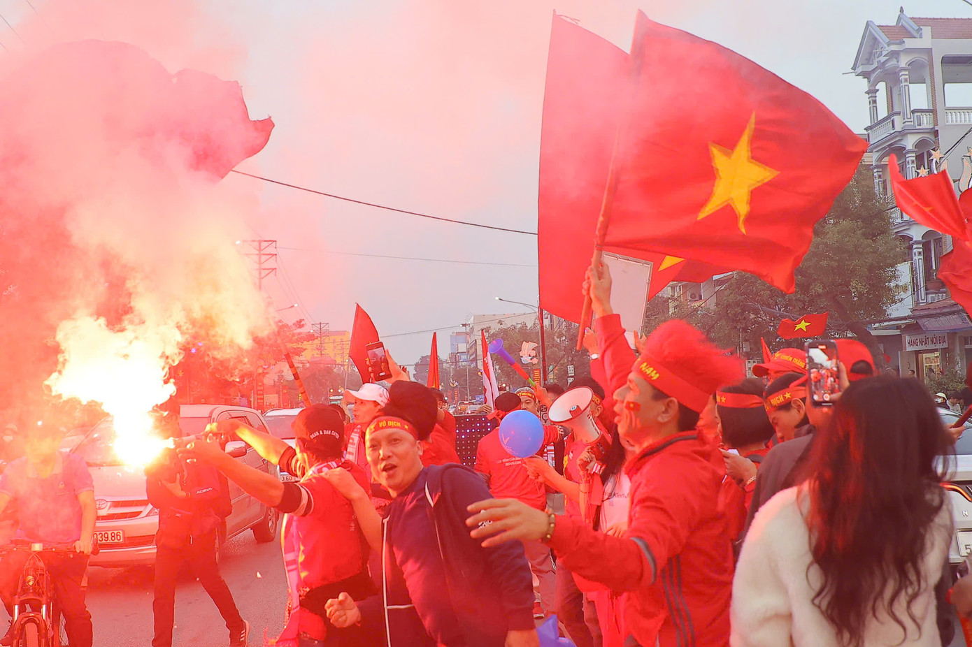 Giống như những trận trước, người hâm mộ nhuộm đỏ Việt Trì bởi cờ Tổ quốc, pháo sáng và áo đỏ sao vàng. Giống như những trận trước, người hâm mộ nhuộm đỏ Việt Trì bởi cờ Tổ quốc, pháo sáng và áo đỏ sao vàng.