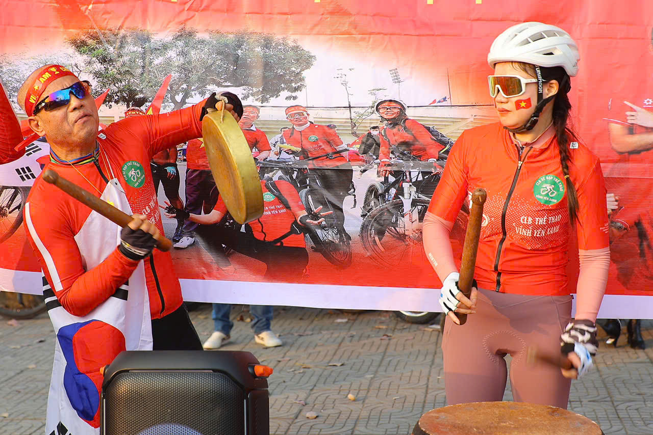 Dù đạp xe nhưng hành trang của những CĐV nhiệt thành này đầy đủ băng rôn, cờ và cả chiêng trống nhằm gia tăng sự huyên náo. Dù đạp xe nhưng hành trang của những CĐV nhiệt thành này đầy đủ băng rôn, cờ và cả chiêng trống nhằm gia tăng sự huyên náo.