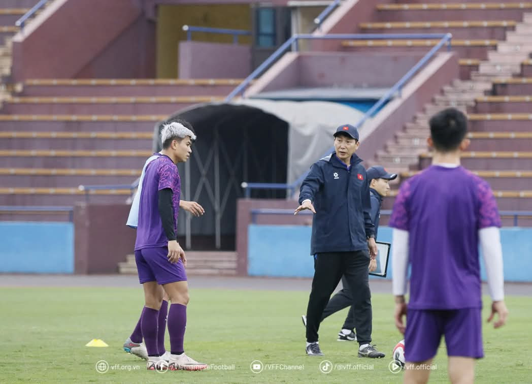 ĐT Việt Nam trong buổi tập đầu tiên tại Phú Thọ. ĐT Việt Nam trong buổi tập đầu tiên tại Phú Thọ.