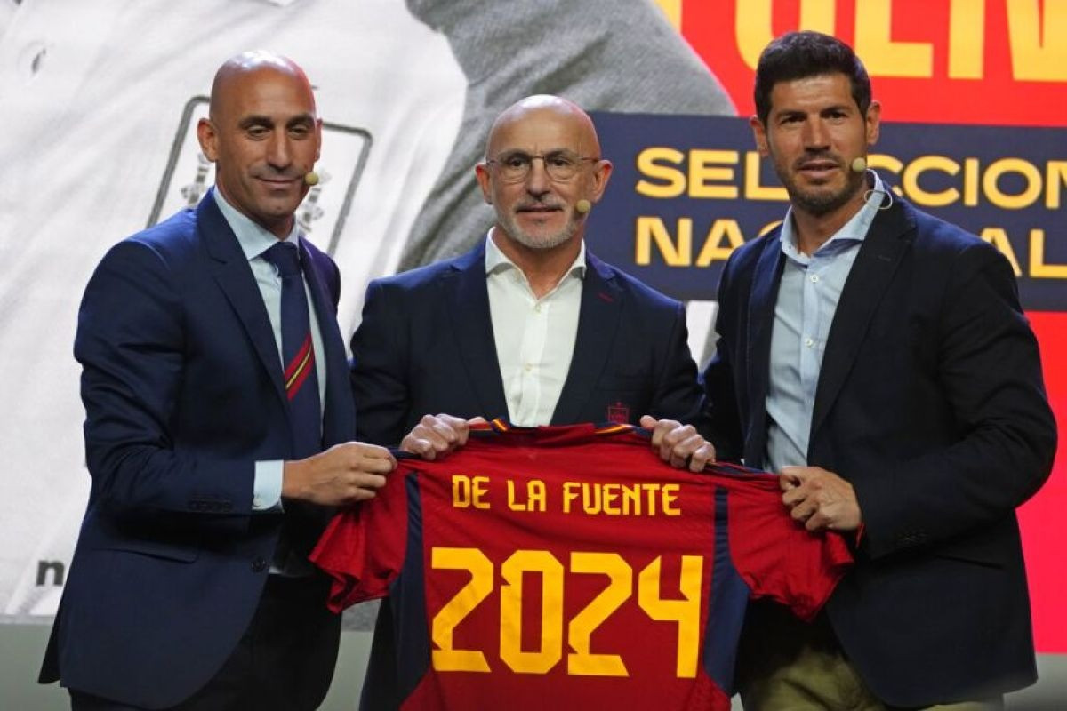 De la Fuente trong ngày ký hợp đồng với LĐBĐ Tây Ban Nha, bên trái là cựu Chủ tịch Rubiales.