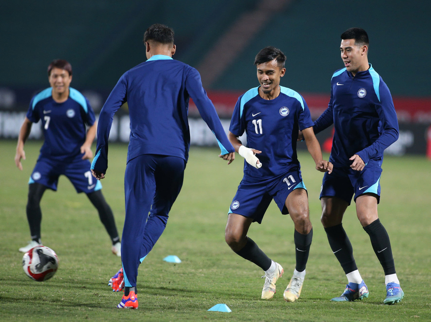 Vấn đề của Singapore chính là thiếu những cầu thủ sáng tạo để cung cấp những đường chuyền quyết định khi tiến vào khu vực 1/3 sân cuối cùng, cũng như khai thác khoảng trống trước vòng cấm ĐT Việt Nam.