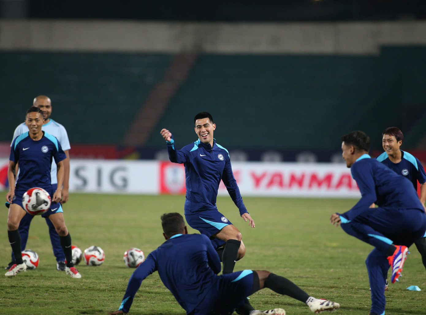 Tất nhiên Singapore cũng không thể lơ là phòng ngự. Như trận trước, trung vệ Lionel Tan sẽ vẫn là người theo kèm Nguyễn Xuân Son.