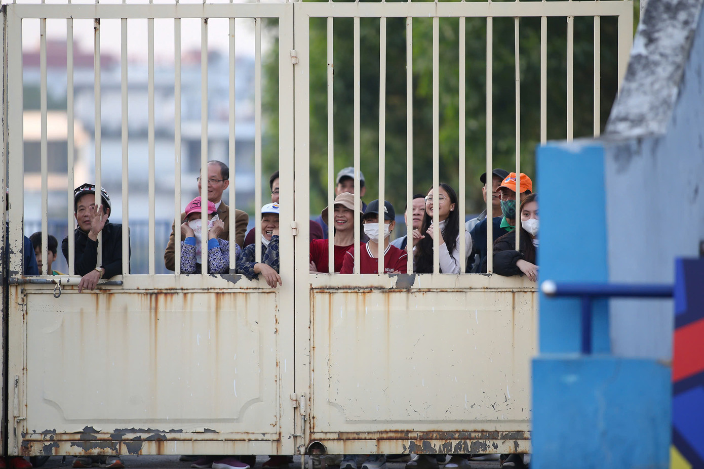 Người hâm mộ trước cổng sân Việt Trì xem đội tuyển Việt Nam tập luyện chiều ngày 28/12. (Ảnh: Anh Thắng) Người hâm mộ trước cổng sân Việt Trì xem đội tuyển Việt Nam tập luyện chiều ngày 28/12. (Ảnh: Anh Thắng)