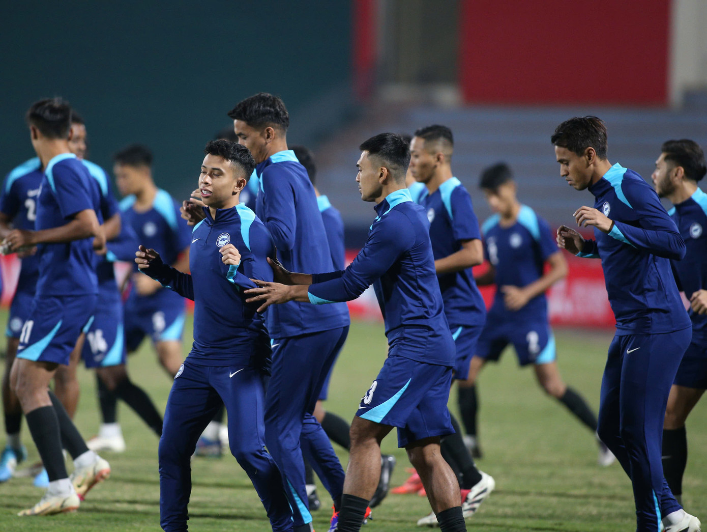 Truyền thông Singapore thì nói rằng, nhiệm vụ này &quot;khó như leo đỉnh Fansipan, ngọn núi cao nhất Việt Nam&quot;. Mặc dù vậy, bóng đá khó có thể nói trước điều gì và tại ASEAN Cup 2024 đã cho thấy một đội bóng bị đánh giá thấp như Philippines cũng đủ sức đánh bại Thái Lan. Vì vậy, cơ hội dành cho The Lions vẫn còn nguyên.