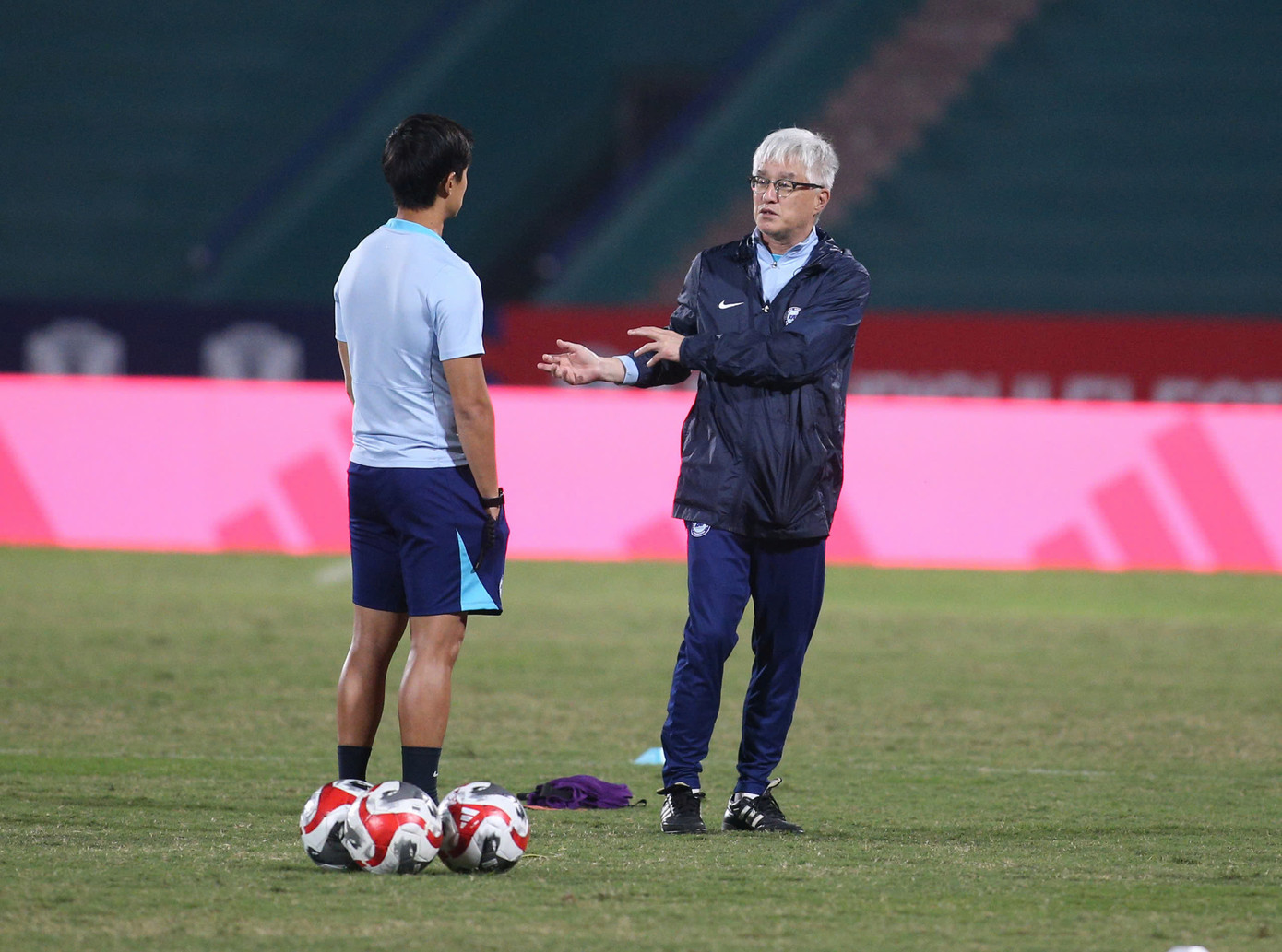 Trong buổi họp báo trưa ngày 27/12, HLV Tsutomu Ogura cho biết các cầu thủ của ông đang có một tâm lý tích cực, sẵn sàng cho nhiệm vụ lật ngược tình thế và tiến vào chung kết.