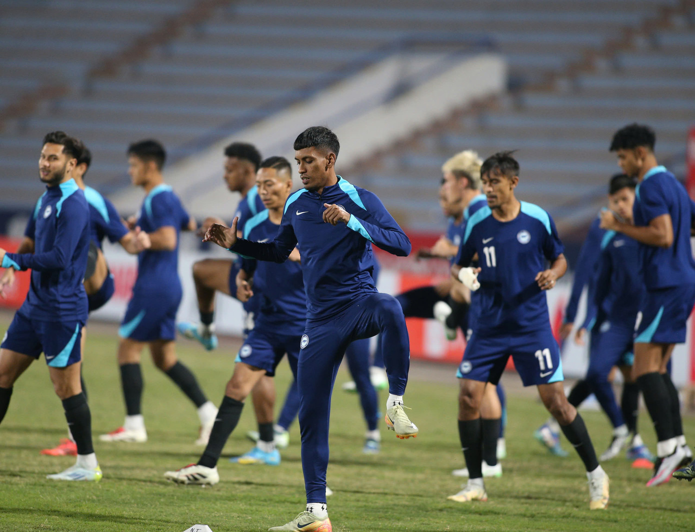 Truyền thông Singapore thì nói rằng, nhiệm vụ này &quot;khó như leo đỉnh Fansipan, ngọn núi cao nhất Việt Nam&quot;. Mặc dù vậy, bóng đá khó có thể nói trước điều gì và tại ASEAN Cup 2024 đã cho thấy một đội bóng bị đánh giá thấp như Philippines cũng đủ sức đánh bại Thái Lan. Vì vậy, cơ hội dành cho The Lions vẫn còn nguyên.