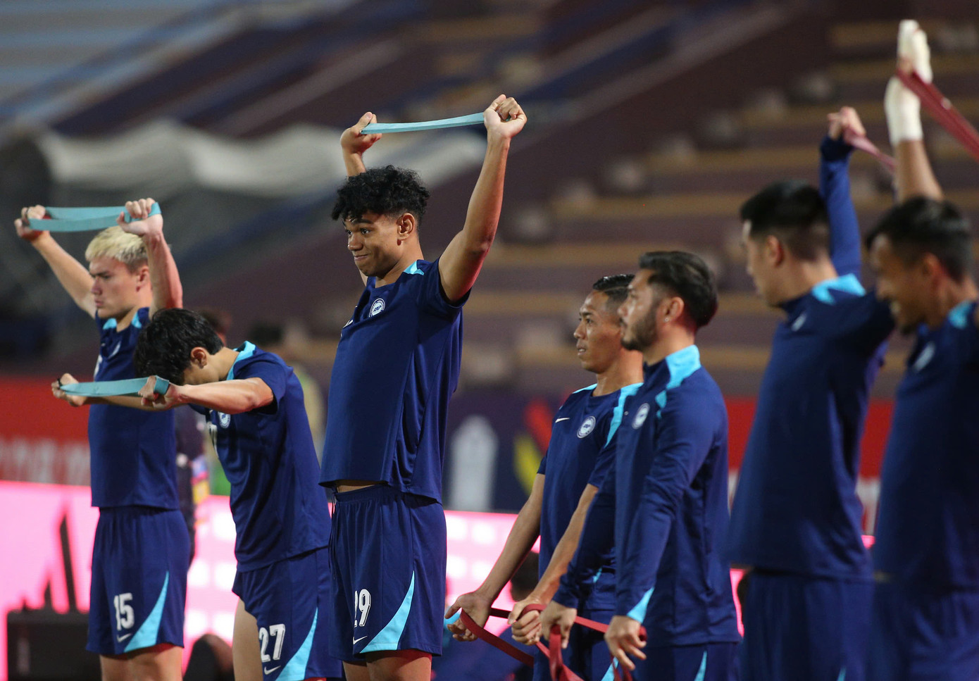 Nếu nhìn lại trận bán kết lượt đi trên sân nhân tạo Jalan Besar, đội quân của HLV Ogura chơi không tệ. Họ cầm bóng tới 67%, triển khai bóng từ tuyến dưới khá tốt và cũng tạo ra không ít tình huống có thể ăn bàn.