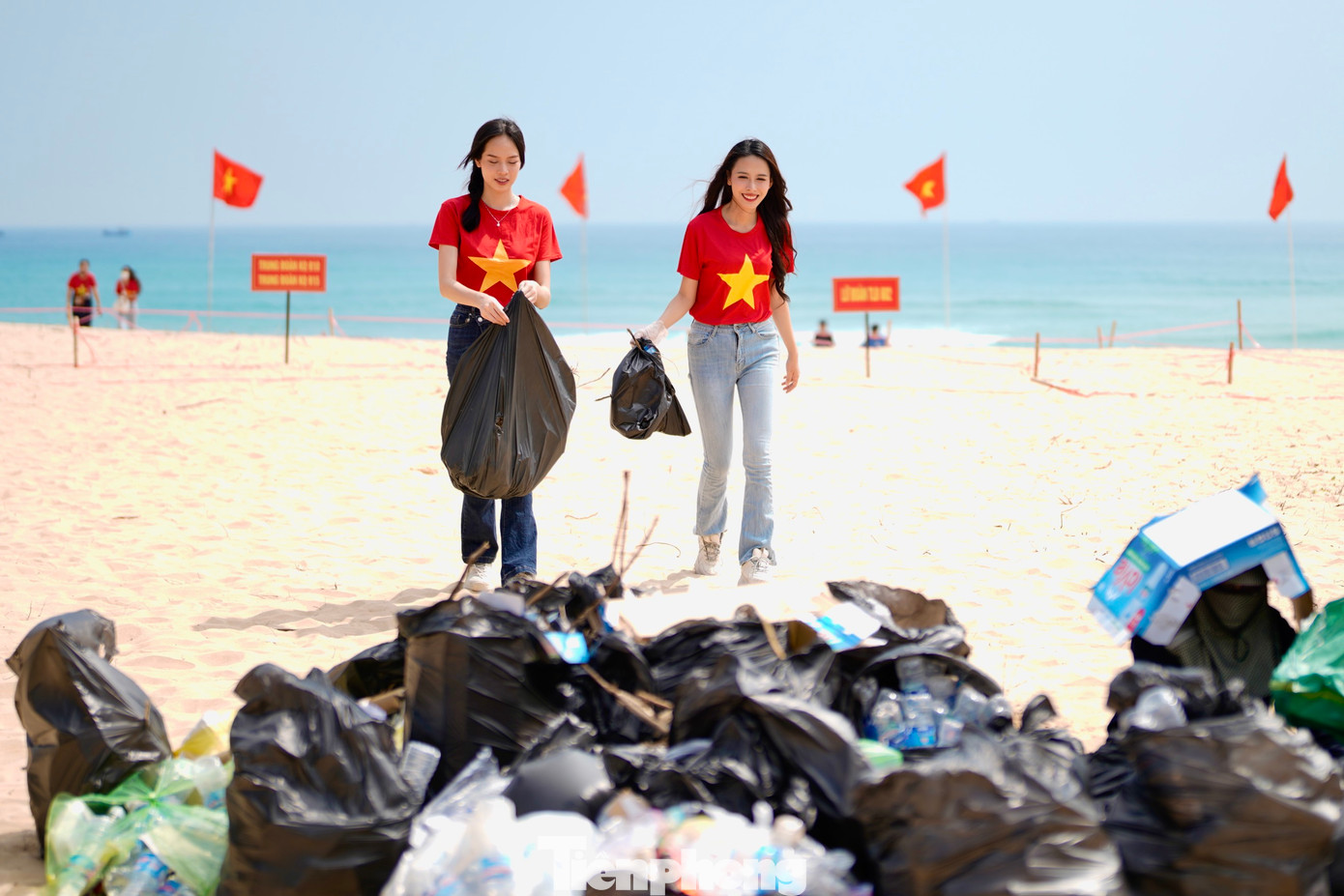 Lễ phát động Hưởng ứng Chiến dịch bảo vệ môi trường biển với thông điệp "Giấc mơ xanh" có sự tham gia của các lãnh đạo tỉnh Phú Yên, báo Tiền Phong cùng hoa hậu, người đẹp giúp lan tỏa xây dựng ý thức, trách nhiệm của cộng đồng đối với việc bảo vệ môi trường nói chung và môi trường biển nói riêng.