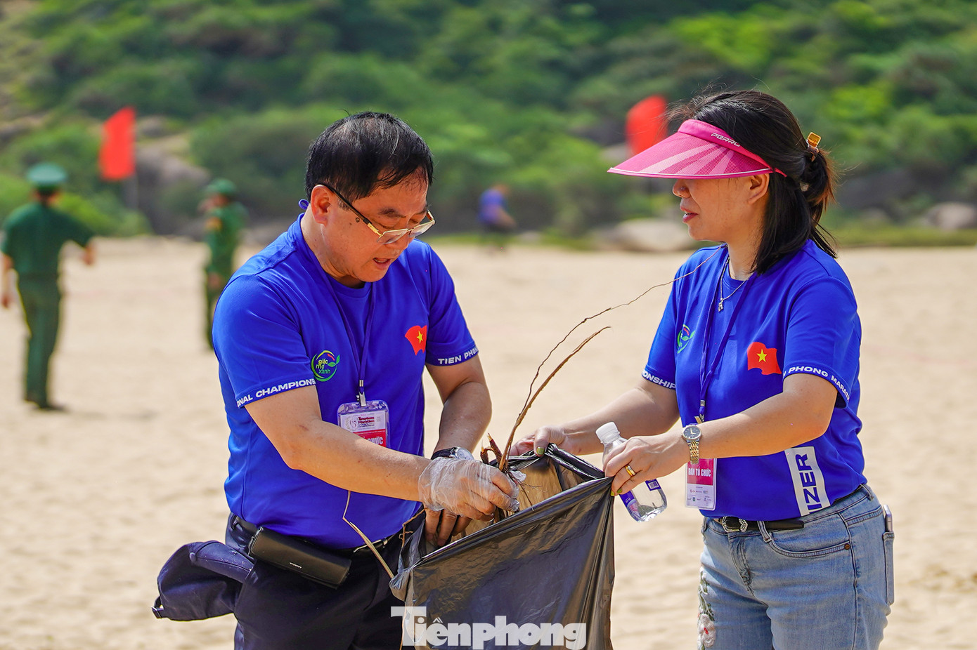 Ngay sau đó, Phó Chủ tịch UBND tỉnh Phú Yên Đào Mỹ, nhà báo Lê Xuân Sơn, các hoa hậu, người đẹp và hơn 3.000 đoàn viên, thanh niên cùng nhân dân Phú Yên chung tay dọn rác ở khu vực Bãi Môn, bãi biển hoang sơ và thơ mộng của xứ "hoa vàng trên cỏ xanh".
