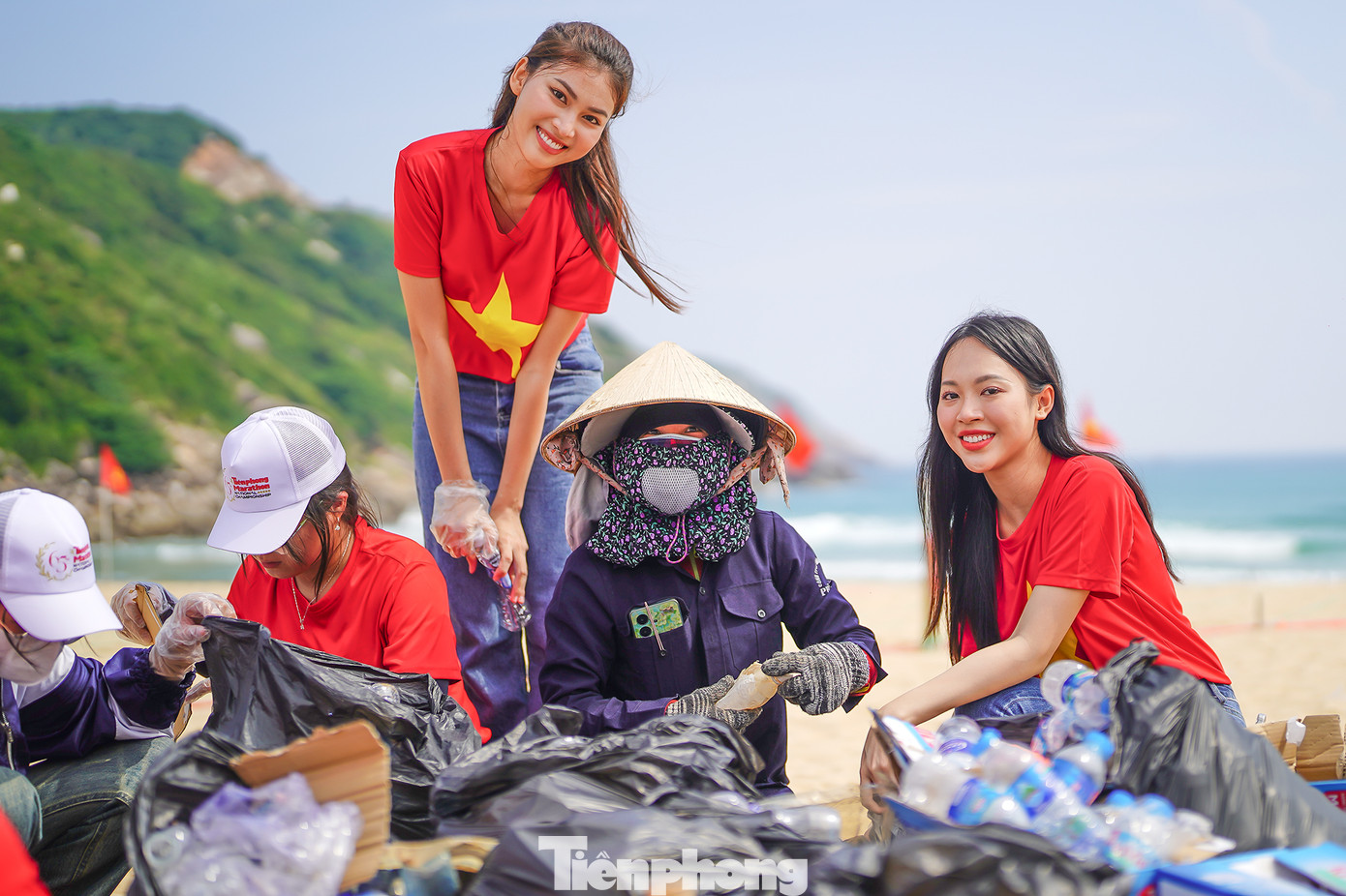 Á hậu 1 Hoa hậu Việt Nam 2022 Trịnh Thùy Linh và Á hậu 2 Hoa hậu Việt Nam 2020 Nguyễn Lê Ngọc Thảo hào hứng cùng các đoàn viên, thanh niên và người dân Phú Yên làm sạch môi trường biển.