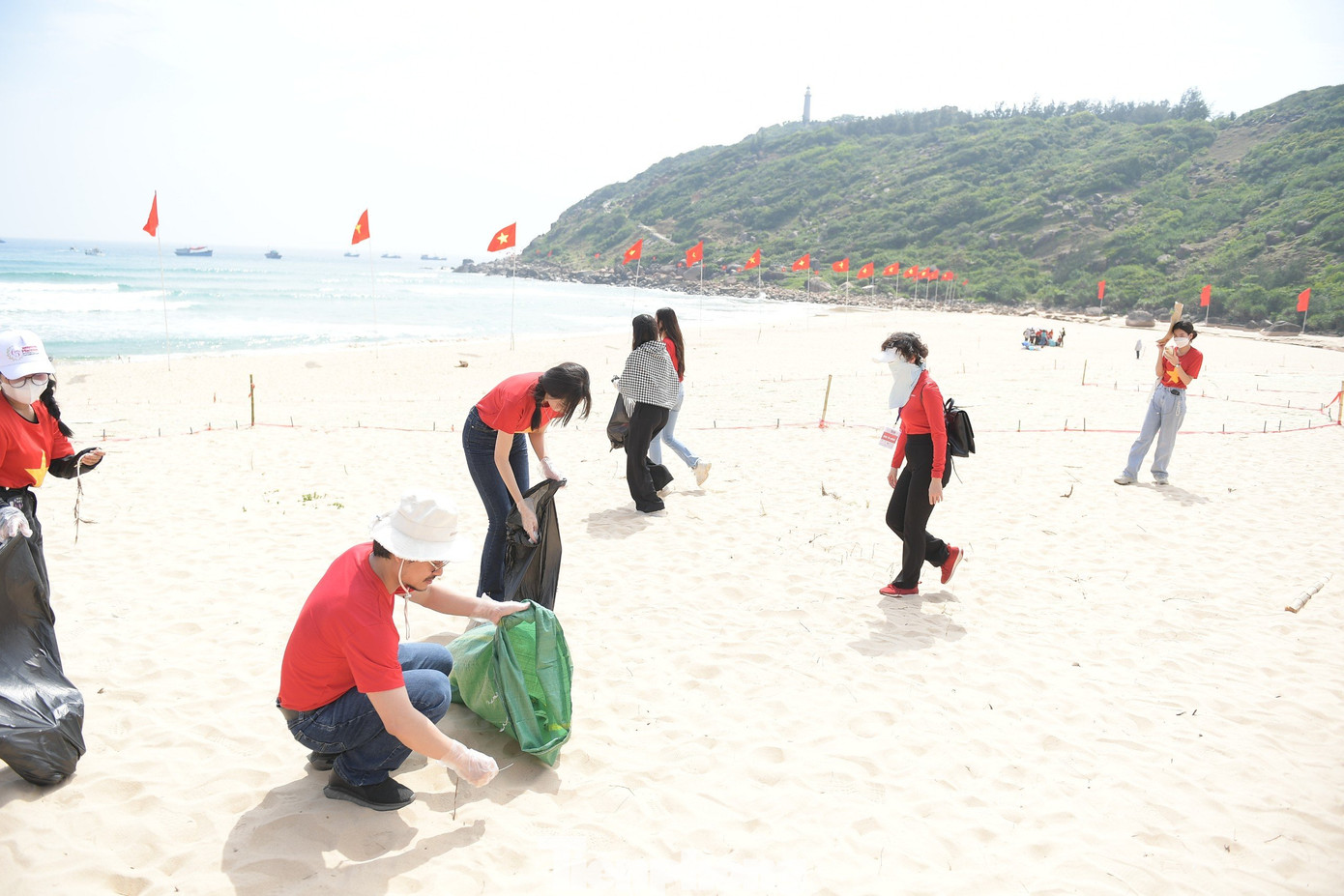 Bãi Môn nằm giữa 2 ngọn núi, gồm Mũi Nạy ở phía Bắc và Mũi Điện ở phía Nam, tạo nên hình thế tuyệt đẹp và thu hút không ít du khách. Vì vậy, việc làm sạch môi trường nơi đây cũng góp phần quảng bá hình ảnh, con người Phú Yên.