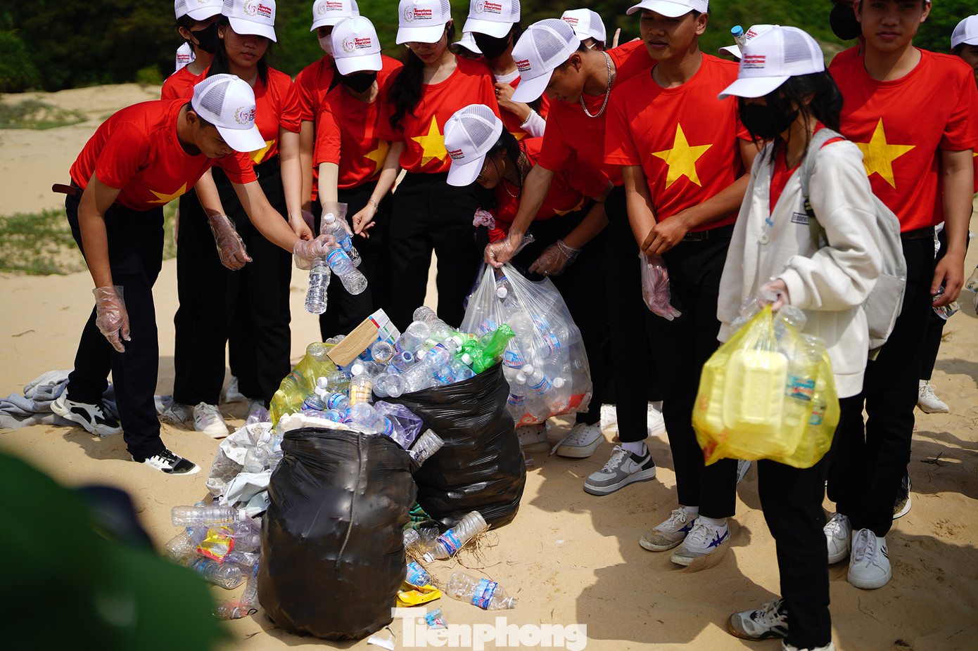 Chia sẻ với báo Tiền Phong, các bạn đoàn viên, thanh niên Phú Yên bày tỏ trách nhiệm trong việc bảo vệ môi trường, đồng thời cũng phấn khích khi được tham gia hoạt động có ý nghĩa này với các hoa hậu, người đẹp.