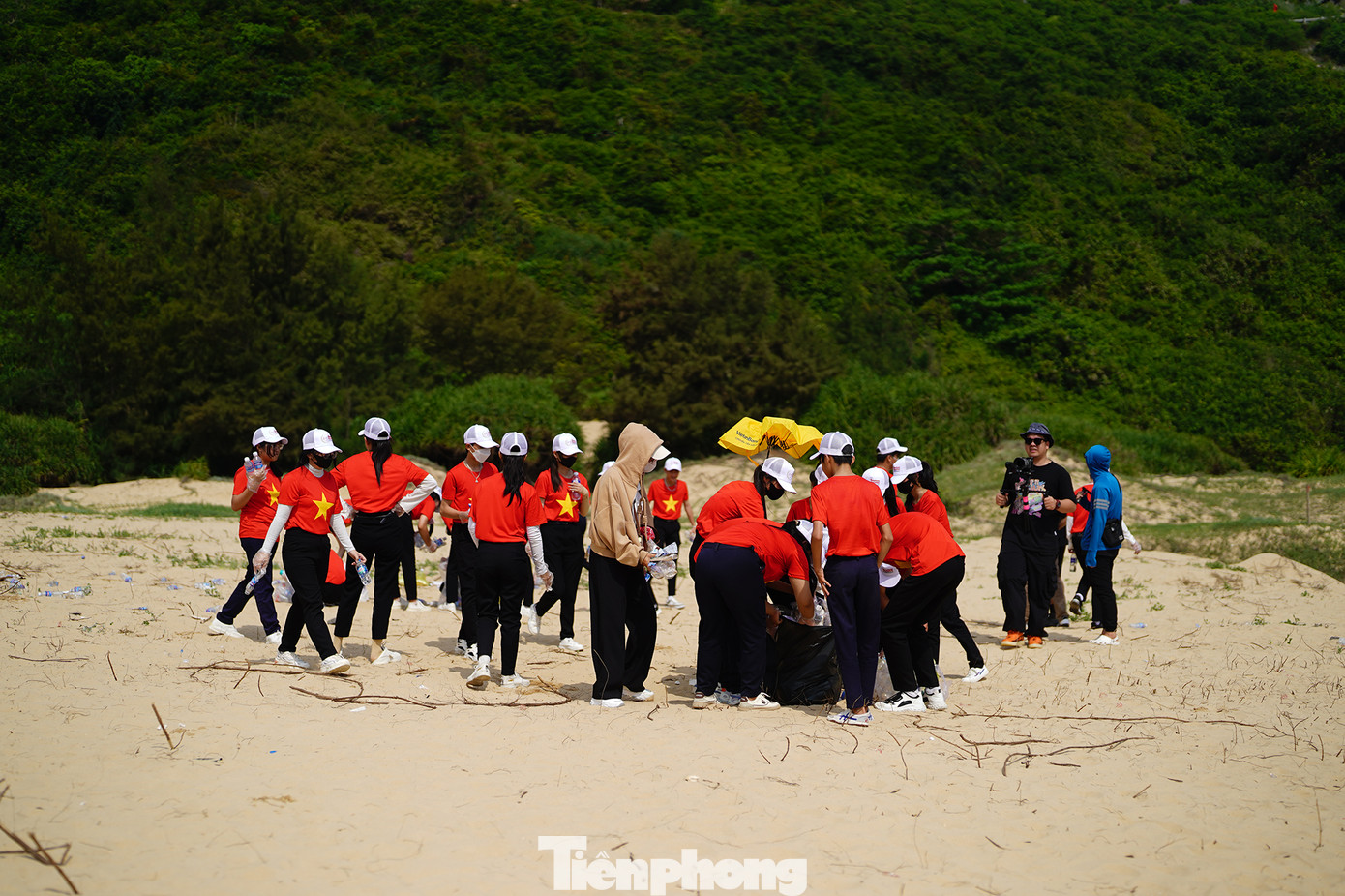 Dù thời tiết nắng nóng nhưng tất cả đều hăng say, thu nhặt và phân loại rác thải.