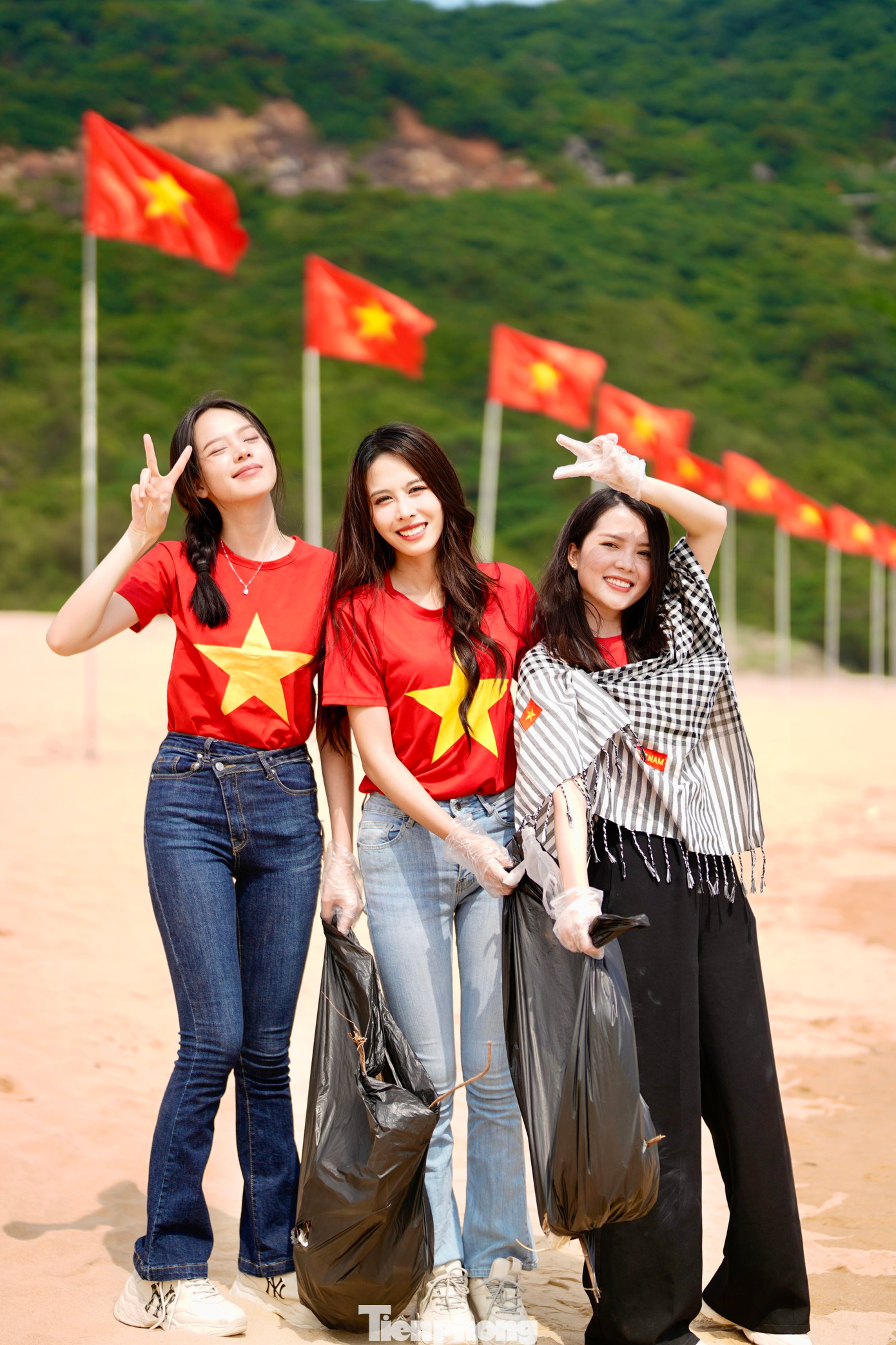 Hoa hậu Việt Nam 2022 Huỳnh Thị Thanh Thủy và Ngọc Hằng, Thúy Vi vui vẻ "khoe" thành quả của buổi sáng làm việc chăm chỉ tại Bãi Môn bất chấp thời tiết nắng nóng.