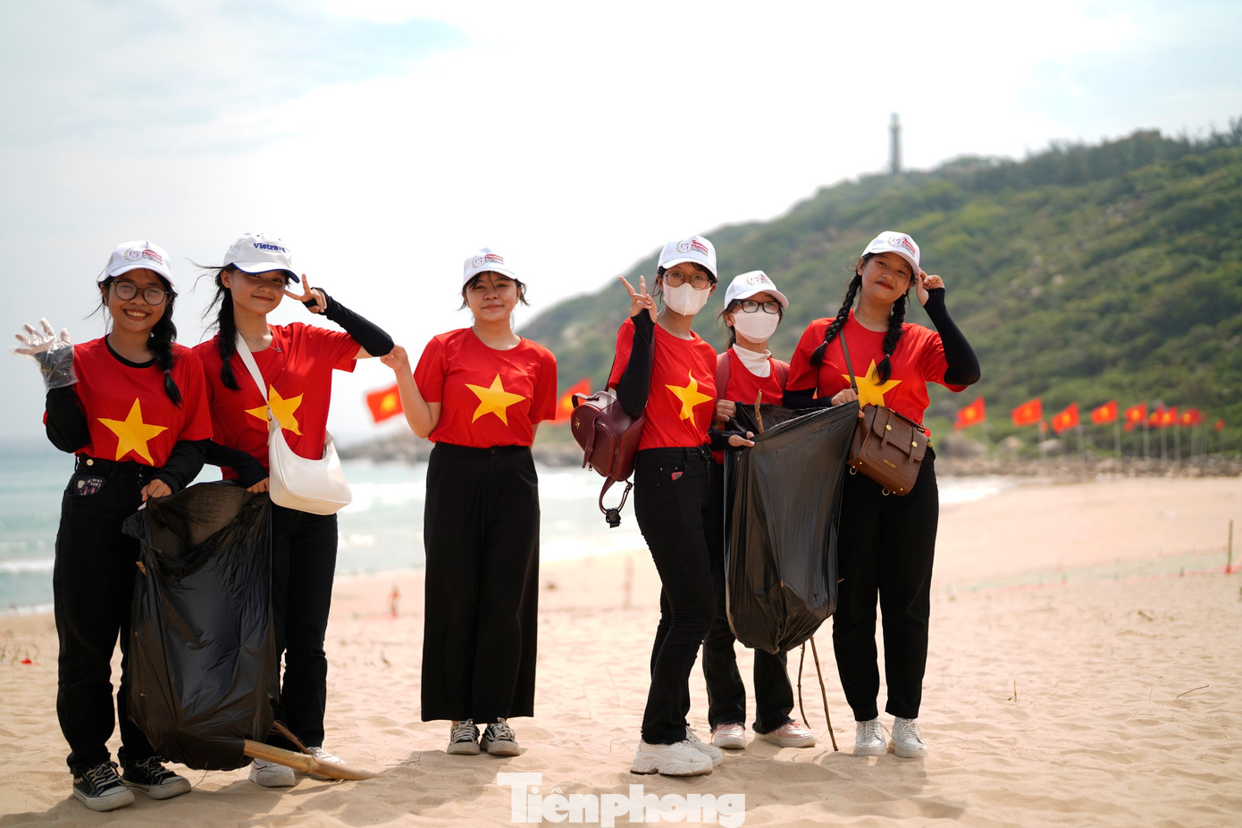 Lễ phát động Hưởng ứng Chiến dịch bảo vệ môi trường biển với thông điệp "Giấc mơ xanh" có sự tham gia của các lãnh đạo tỉnh Phú Yên, báo Tiền Phong cùng hoa hậu, người đẹp giúp lan tỏa xây dựng ý thức, trách nhiệm của cộng đồng đối với việc bảo vệ môi trường nói chung và môi trường biển nói riêng.