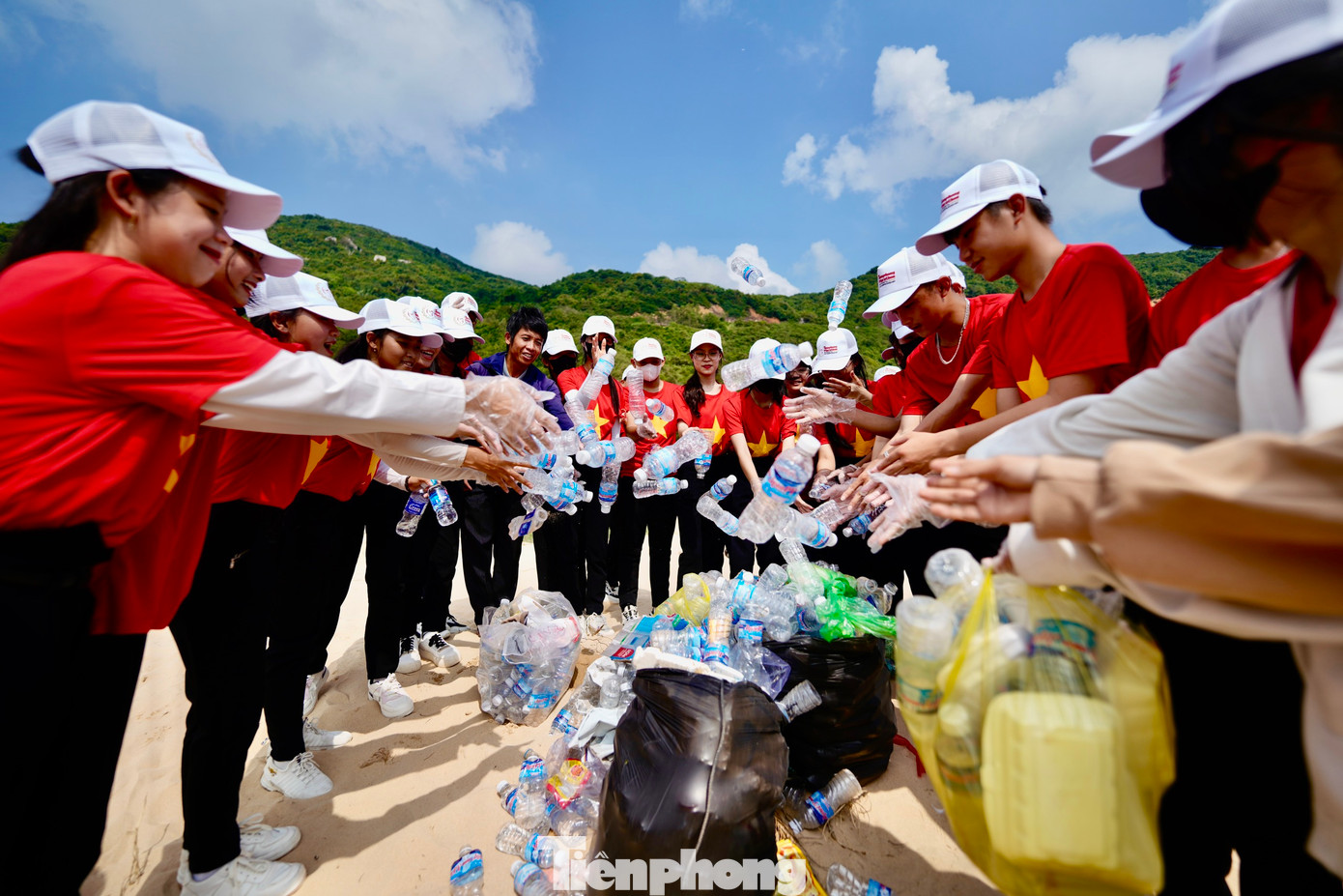Như nhà báo Lê Xuân Sơn nhấn mạnh, việc bảo vệ môi trường cần những hành động thiết thực và sự chung tay, đoàn kết của tất cả mọi người, hướng đến sự phát triển bền vững.