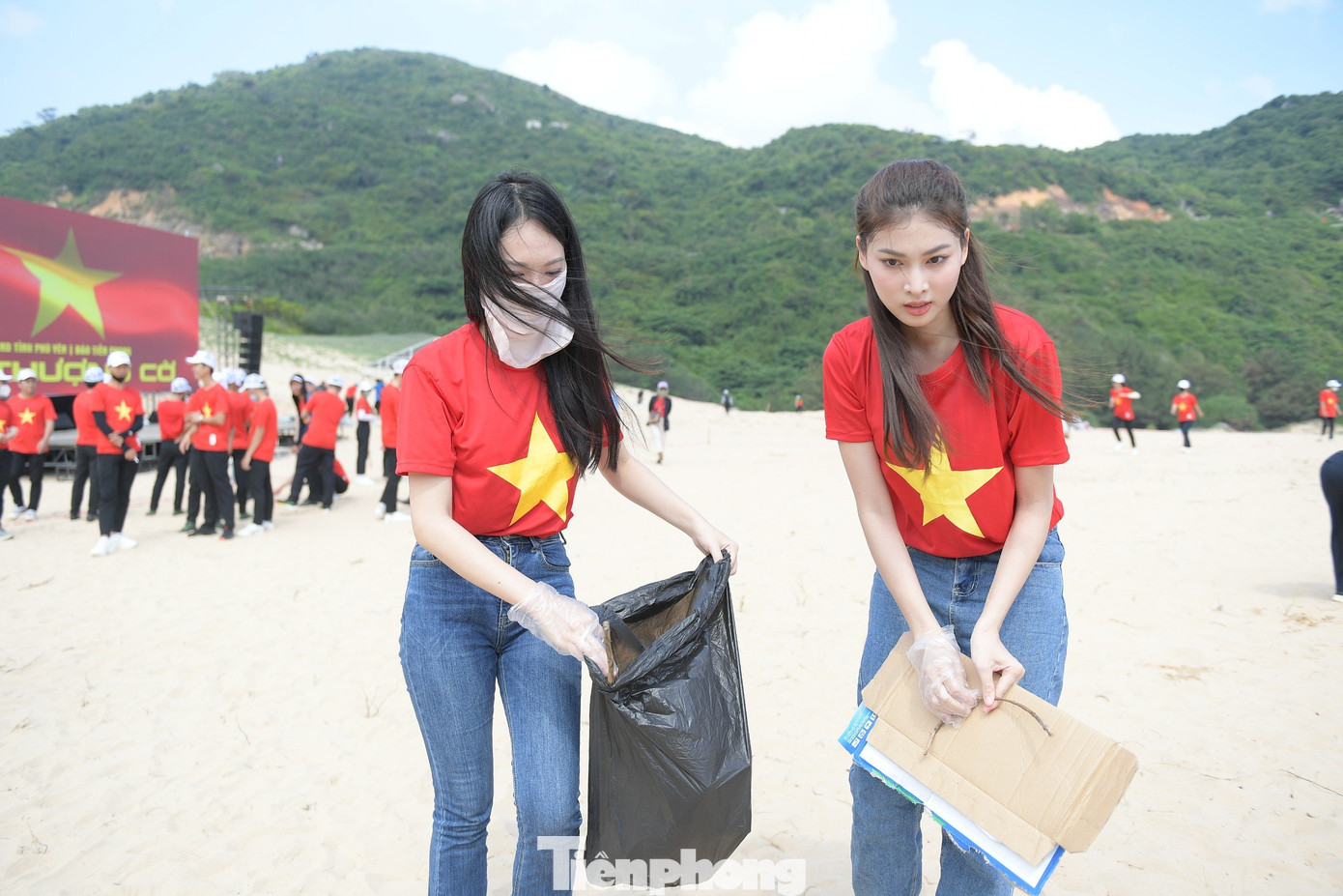 Bãi Môn nằm giữa 2 ngọn núi, gồm Mũi Nạy ở phía Bắc và Mũi Điện ở phía Nam, tạo nên hình thế tuyệt đẹp và thu hút không ít du khách. Vì vậy, việc làm sạch môi trường nơi đây cũng góp phần quảng bá hình ảnh, con người Phú Yên.