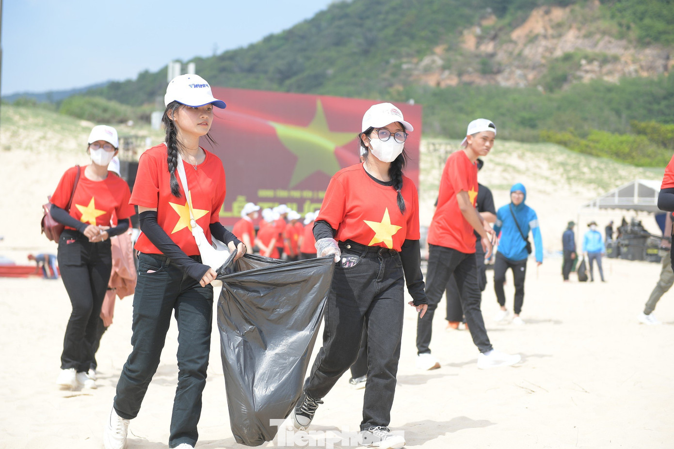 Bãi Môn nằm giữa 2 ngọn núi, gồm Mũi Nạy ở phía Bắc và Mũi Điện ở phía Nam, tạo nên hình thế tuyệt đẹp và thu hút không ít du khách. Vì vậy, việc làm sạch môi trường nơi đây cũng góp phần quảng bá hình ảnh, con người Phú Yên.