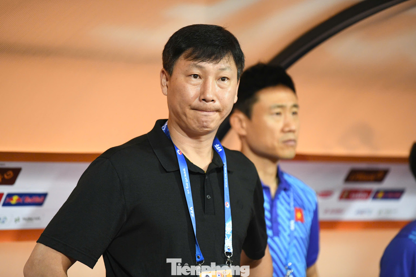 Những gì xảy ra trên sân lại không đi theo hướng đó. Có thể vì tâm lý, cũng có thể do mặt sân xấu, Văn Lâm đã rơi vào tình cảnh không mong muốn.