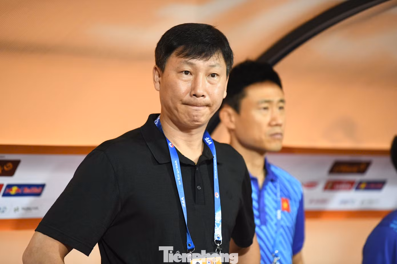 Những gì xảy ra trên sân lại không đi theo hướng đó. Có thể vì tâm lý, cũng có thể do mặt sân xấu, Văn Lâm đã rơi vào tình cảnh không mong muốn.