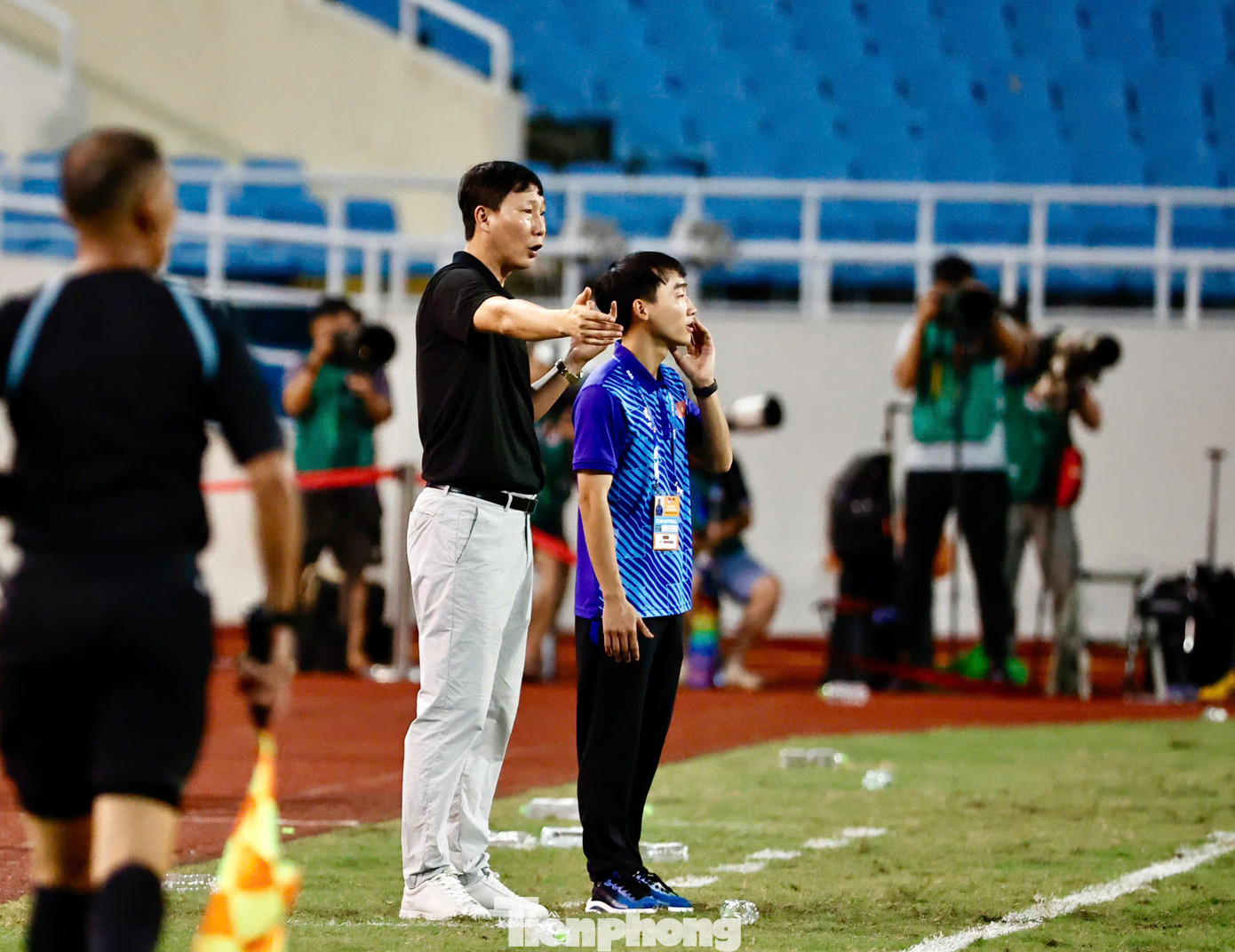 Sau trận đấu, HLV Kim Sang-sik thừa nhận &quot;Văn Lâm áp lực và tâm lý khi gặp Nga&quot;. &quot;Tôi hiểu điều này, nhưng tôi không chia sẻ gì với cậu ấy bởi anh ấy cần thời gian để vượt qua. Tuy nhiên, xét về tổng thể, Văn Lâm đã thi đấu tốt trong trận đấu hôm nay&quot;, ông nói.