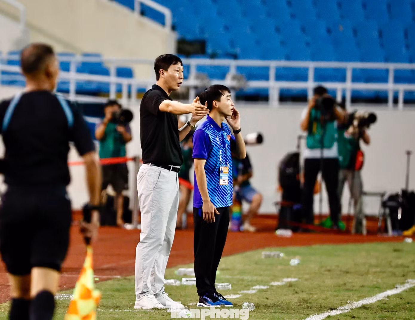 Sau trận đấu, HLV Kim Sang-sik thừa nhận "Văn Lâm áp lực và tâm lý khi gặp Nga". "Tôi hiểu điều này, nhưng tôi không chia sẻ gì với cậu ấy bởi anh ấy cần thời gian để vượt qua. Tuy nhiên, xét về tổng thể, Văn Lâm đã thi đấu tốt trong trận đấu hôm nay", ông nói.