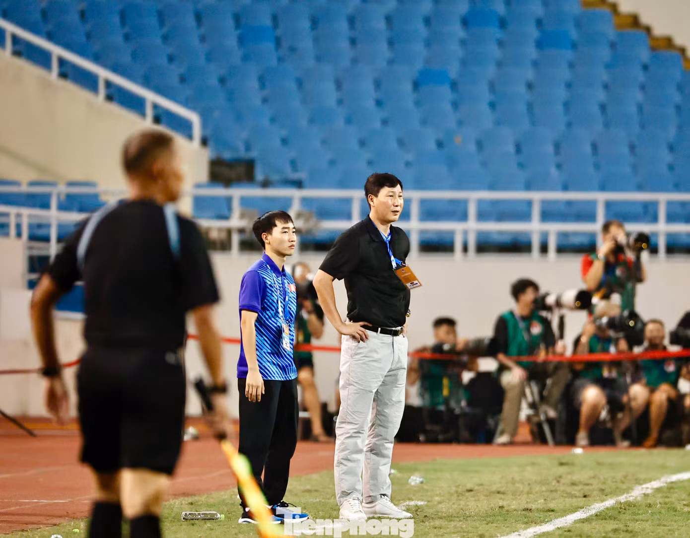 Thật không may, bàn thua thứ hai đã đến theo kịch bản ít ai ngờ. Văn Thanh chuyền về và thủ môn Đặng Văn Lâm phá hụt, chứng kiến trái bóng lăn vào cầu môn trong sự ngỡ ngàng của tất cả.
