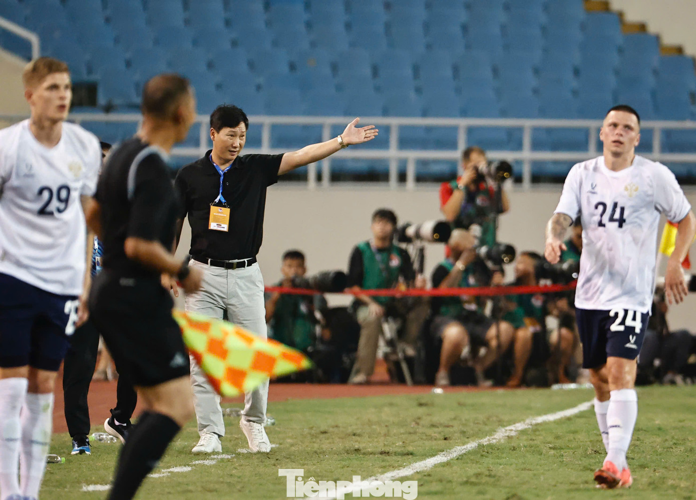 Không vấn đề gì. HLV Kim Sang-sik không ngừng thúc giục các cầu thủ giữ vững tinh thần, tiếp tục tiến lên phía trước và tìm kiếm cơ hội cho mình.