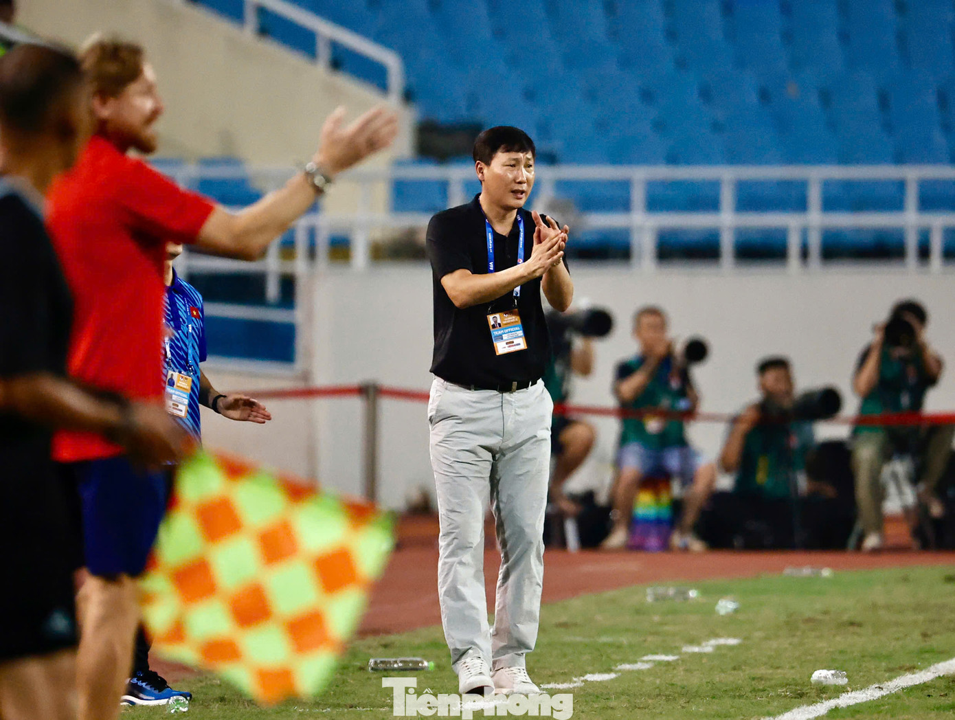 Không vấn đề gì. HLV Kim Sang-sik không ngừng thúc giục các cầu thủ giữ vững tinh thần, tiếp tục tiến lên phía trước và tìm kiếm cơ hội cho mình.