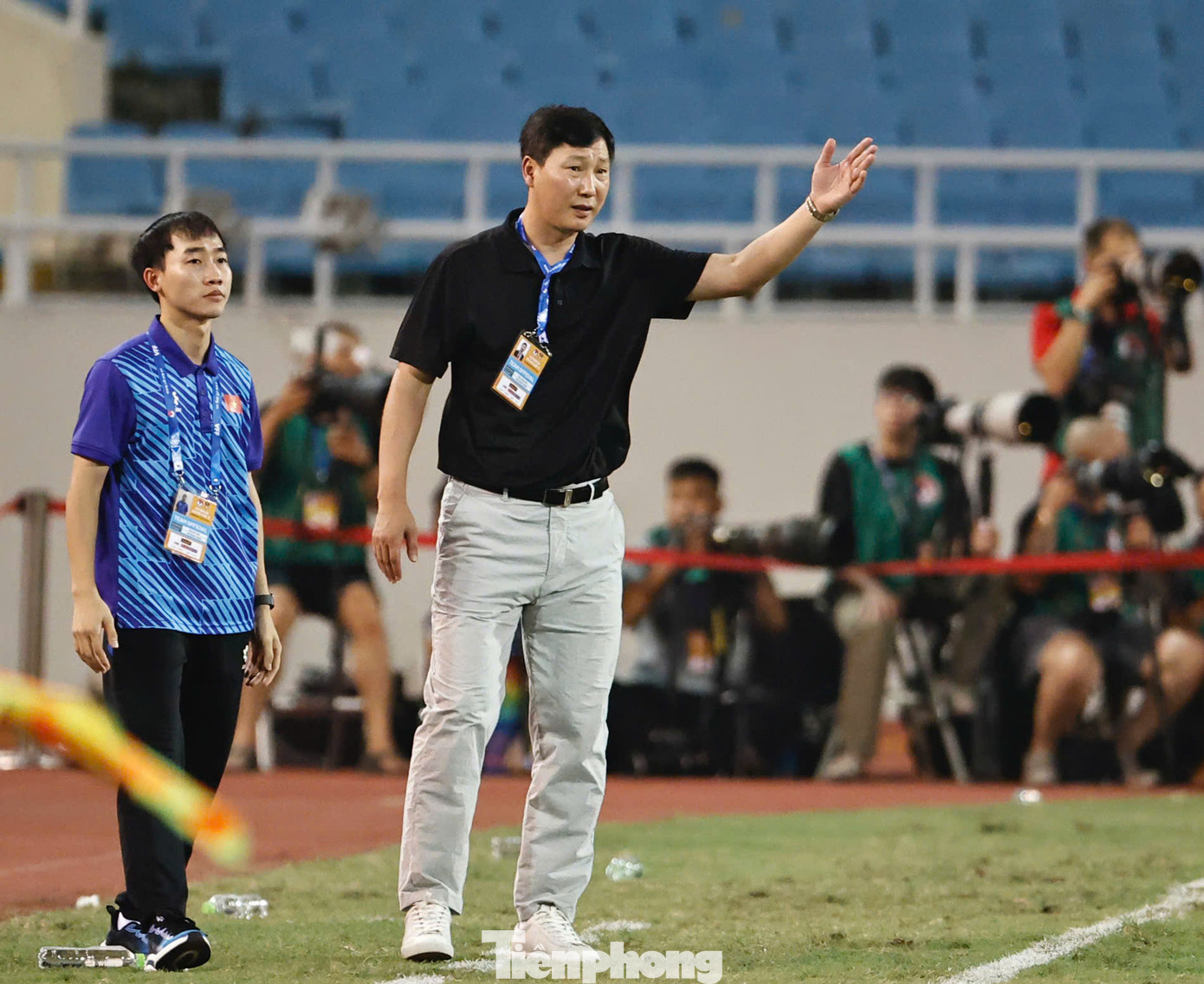 Không vấn đề gì. HLV Kim Sang-sik không ngừng thúc giục các cầu thủ giữ vững tinh thần, tiếp tục tiến lên phía trước và tìm kiếm cơ hội cho mình.