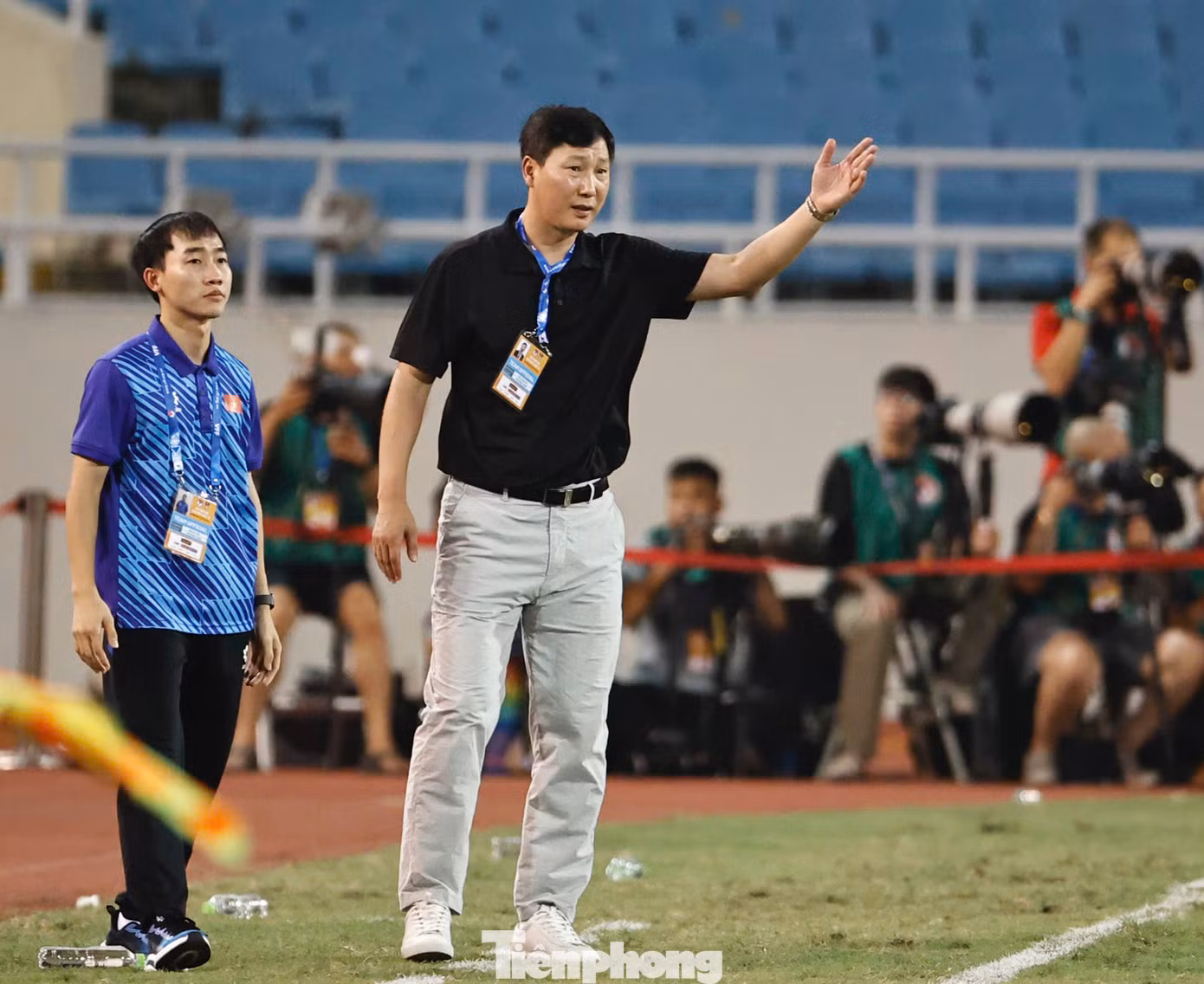 Không vấn đề gì. HLV Kim Sang-sik không ngừng thúc giục các cầu thủ giữ vững tinh thần, tiếp tục tiến lên phía trước và tìm kiếm cơ hội cho mình.