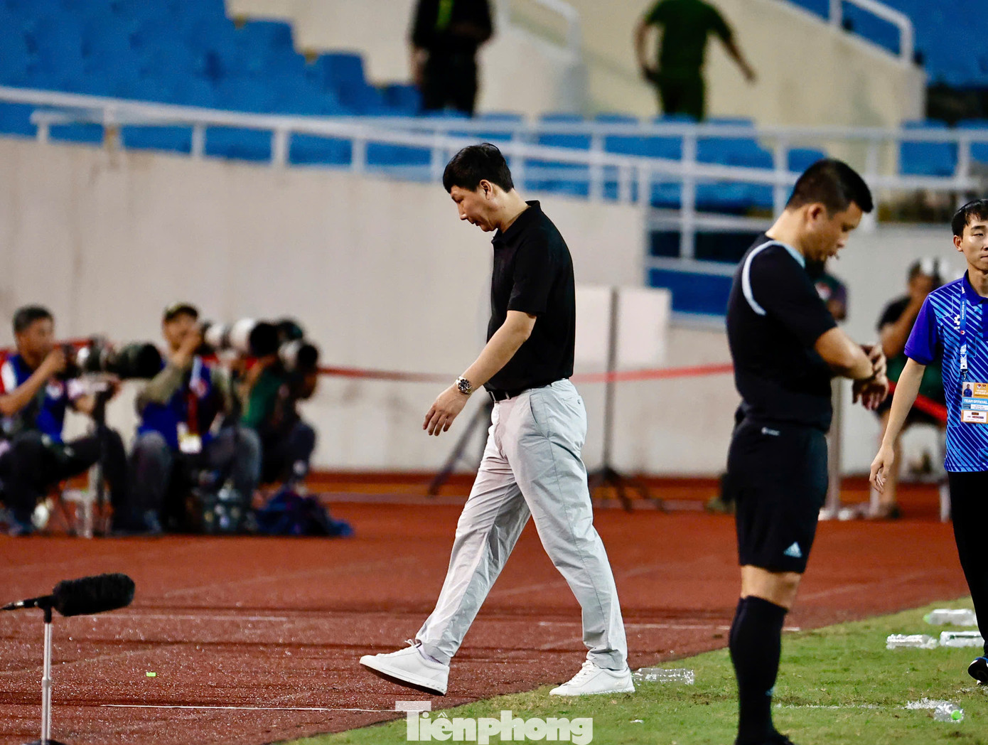 &quot;Tôi hài lòng với Hai Long, Vĩ Hào và một số cầu thủ trẻ ngày hôm nay. Họ có màn trình diễn tốt, nhất là Vĩ Hào, khi tạo ra khoảng trống di chuyển và chơi tốt hơn kỳ vọng của tôi&quot;, HLV Kim Sang-sik bình luận.