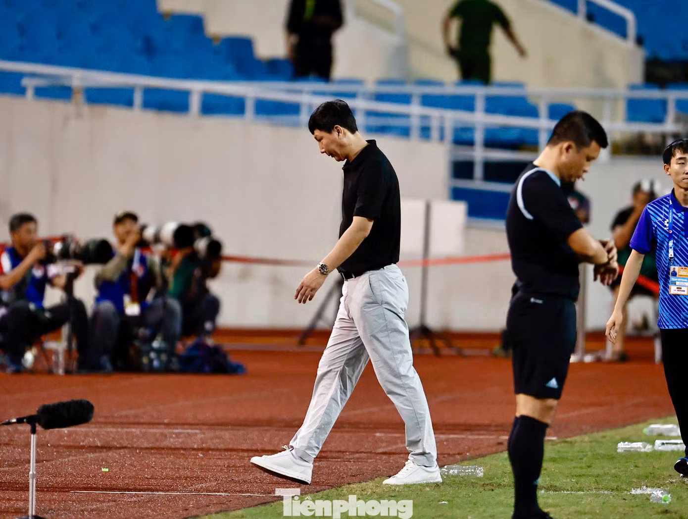 "Tôi hài lòng với Hai Long, Vĩ Hào và một số cầu thủ trẻ ngày hôm nay. Họ có màn trình diễn tốt, nhất là Vĩ Hào, khi tạo ra khoảng trống di chuyển và chơi tốt hơn kỳ vọng của tôi", HLV Kim Sang-sik bình luận.