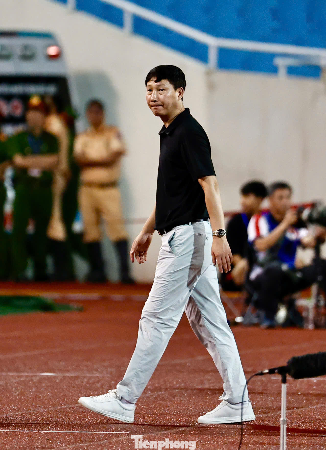 &quot;Tôi xin lỗi người hâm mộ vì không thể giành chiến thắng trên sân nhà. Các cầu thủ của tôi đã không bỏ cuộc, chiến đấu đến phút cuối và tạo sức ép lên đối phương, tuy nhiên không thể tạo ra kết quả tốt&quot;, ông buồn bã chia sẻ.