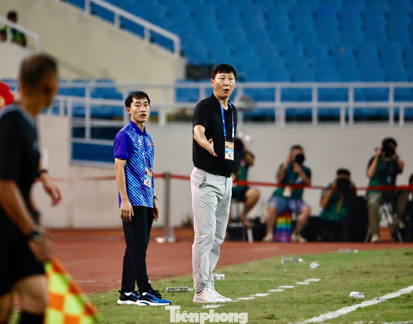 Không vấn đề gì. HLV Kim Sang-sik không ngừng thúc giục các cầu thủ giữ vững tinh thần, tiếp tục tiến lên phía trước và tìm kiếm cơ hội cho mình.